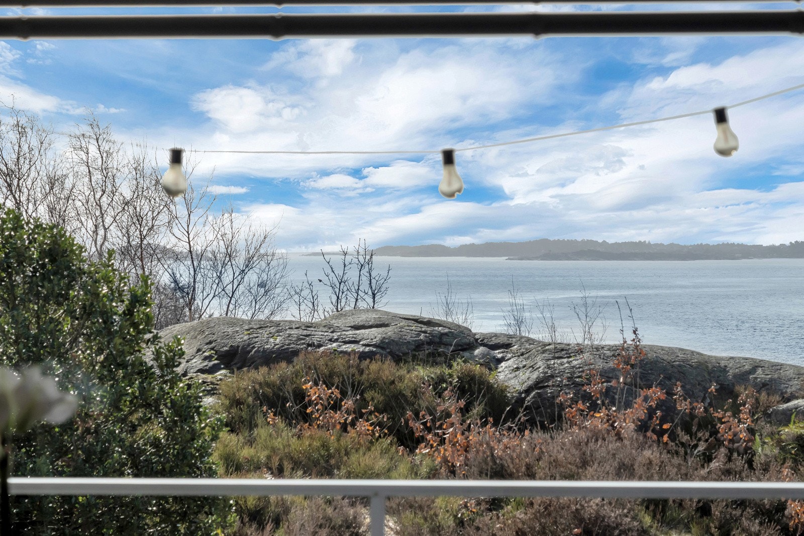 Innseilingen, Byfjorden like utenfor stuevinduet. Galleribilde