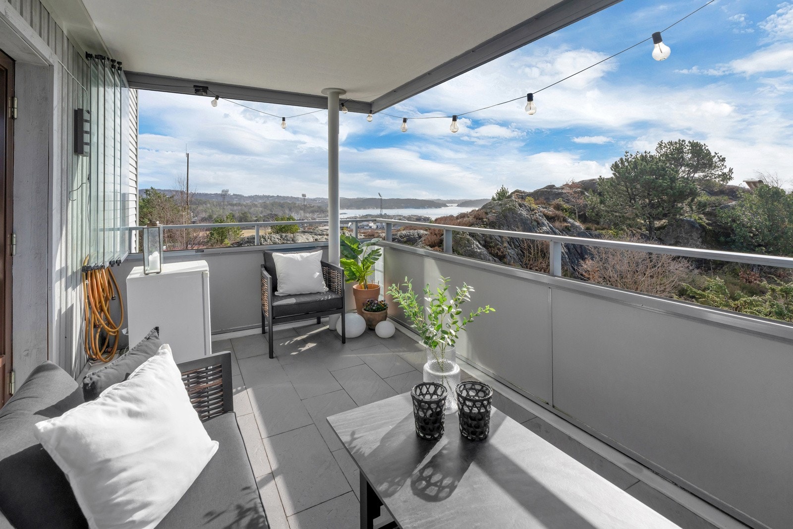 Flislagt veranda med 180 graders panoramautsikt. Galleribilde