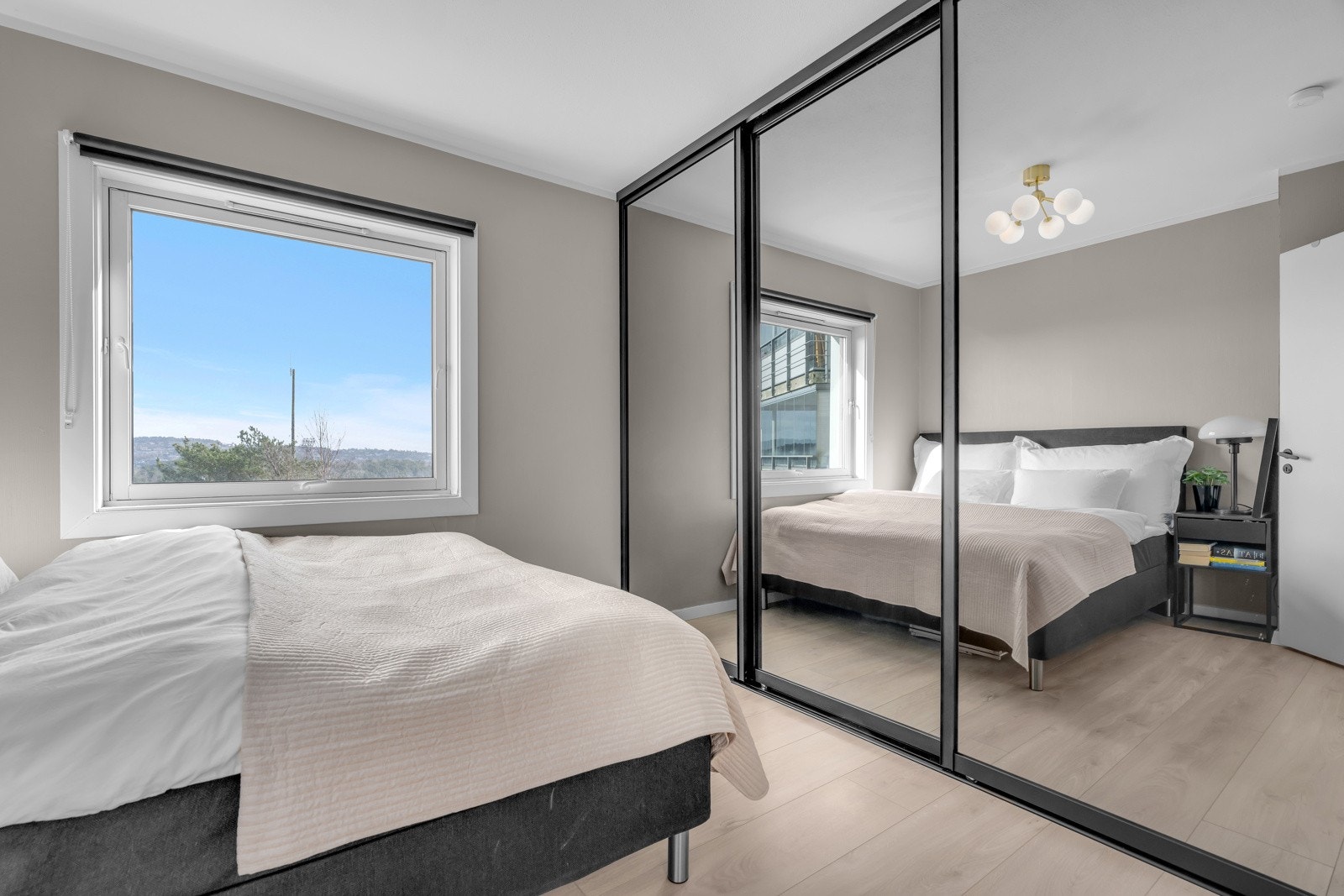Hovedsoverom med stor skyvedørsgarederobe. Galleribilde