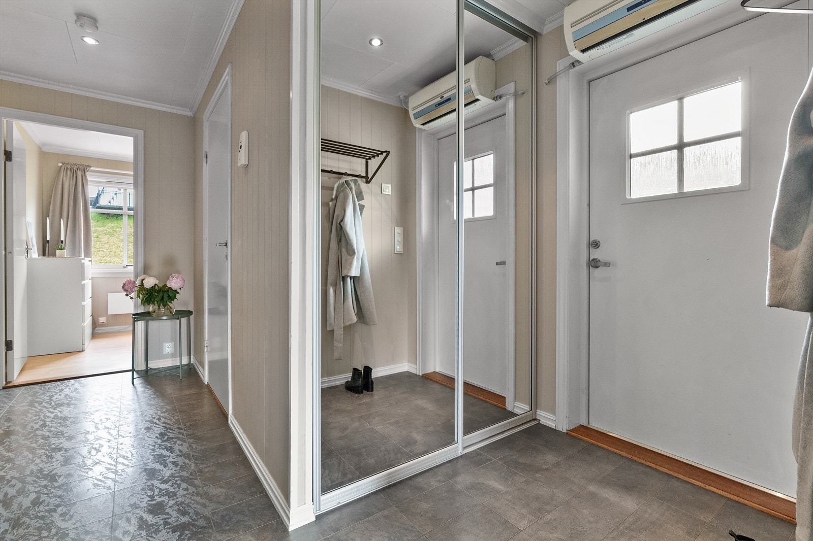 - Entrè har fliser på gulv og praktisk skyvedørsgarderobe med speil - Galleribilde
