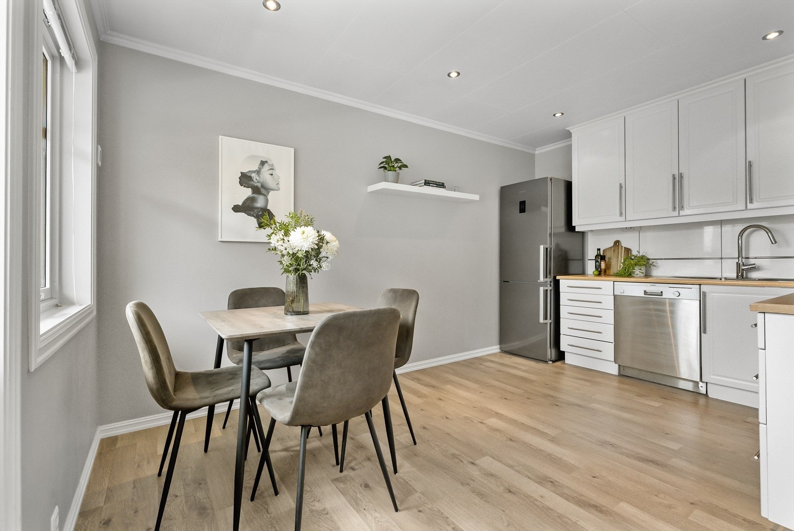 - Overflatene betår av laminat på gulv og malte plater på vegg - Galleribilde