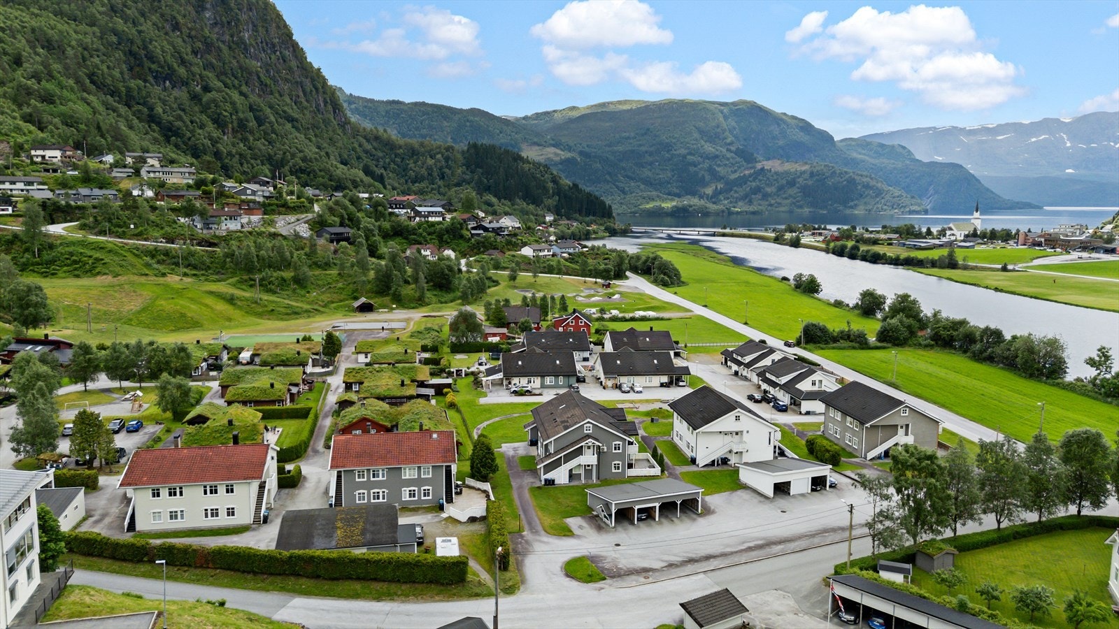 - Det er fine turmuligheter i området samt kort vei til butikk, barnehage og skole - Galleribilde