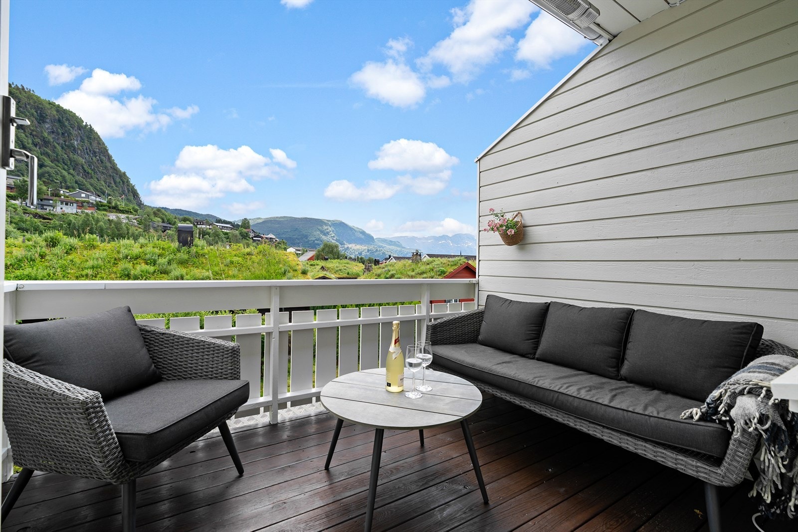 - Skjermet veranda med utsikt mot Kletten og Naustdal sentrum. Her er også montert terrassevarmer - Galleribilde