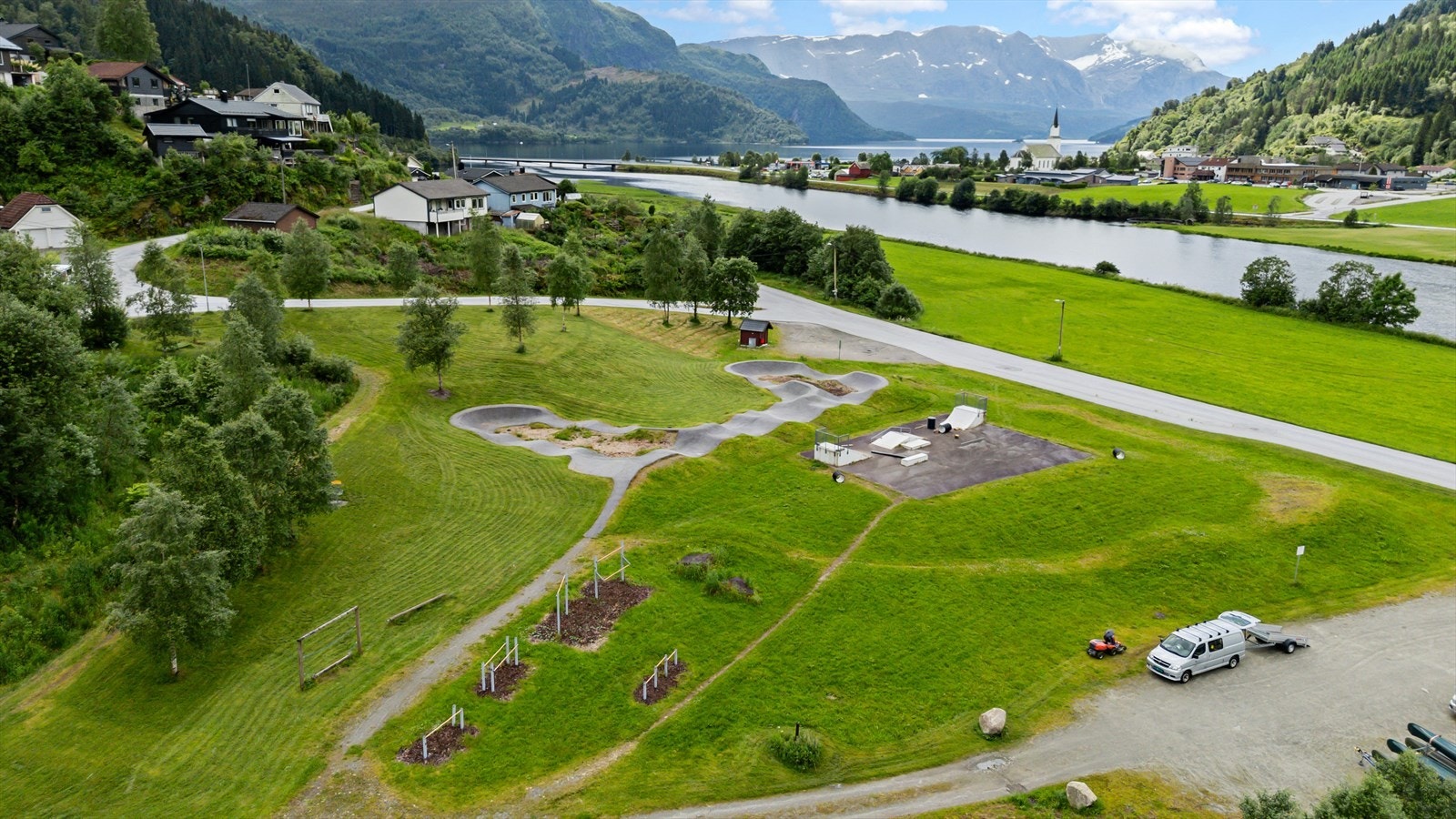 - Kort vei fra eiendommen ligger Øyra-Løken nærmiljøanlegg med blant annet fotballbane og pumptrack - Galleribilde
