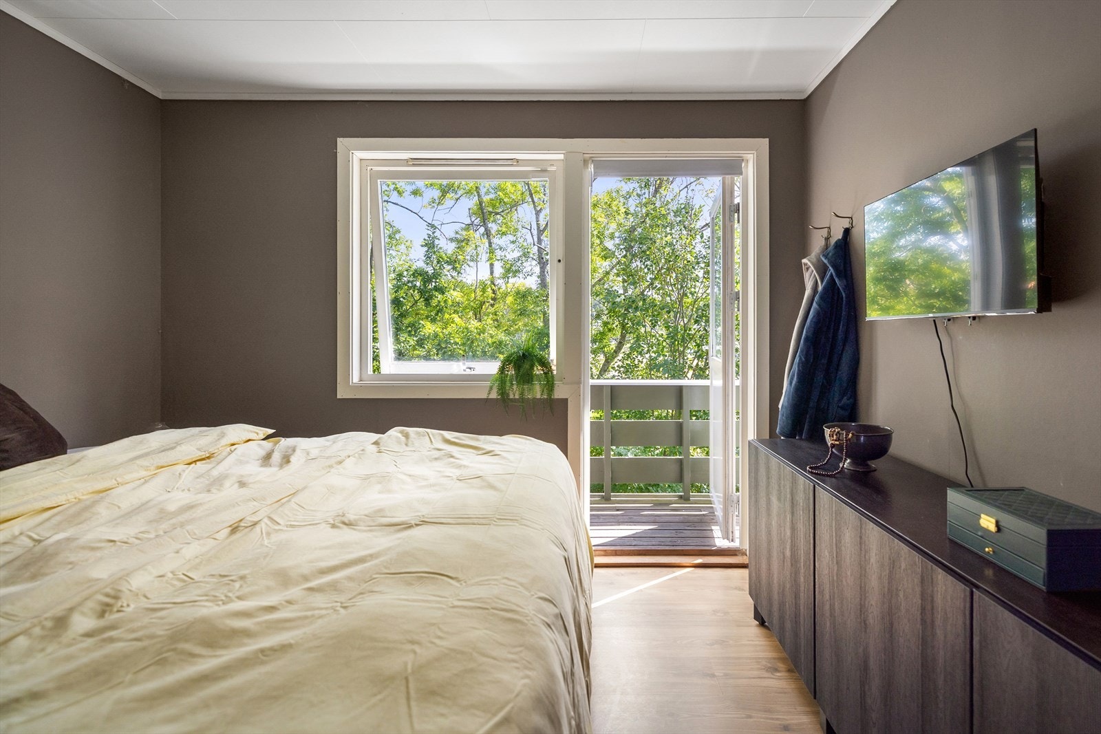 Hovedsoverommet har egen balkongdør og direkte utgang til terrassen - fint når sommermorgenene skal nytes ute. Galleribilde
