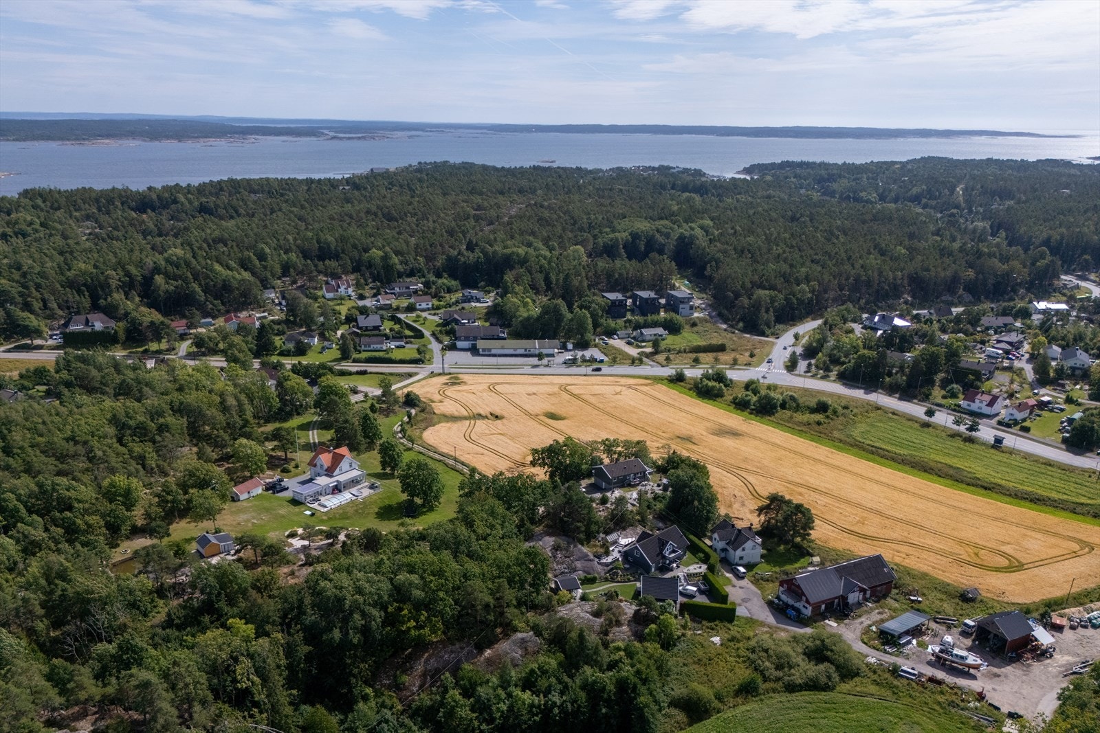Nord for boligen ligger en stor, ubebygget del av tomten - et sjeldent stort areal med mange muligheter. Galleribilde