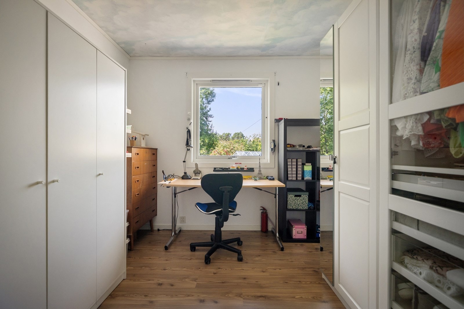 Det andre soverommet i etasjen er i dag innredet som et hobbyrom med skapplass. Adkomst til loftet via loftstrapp i rommet. Galleribilde