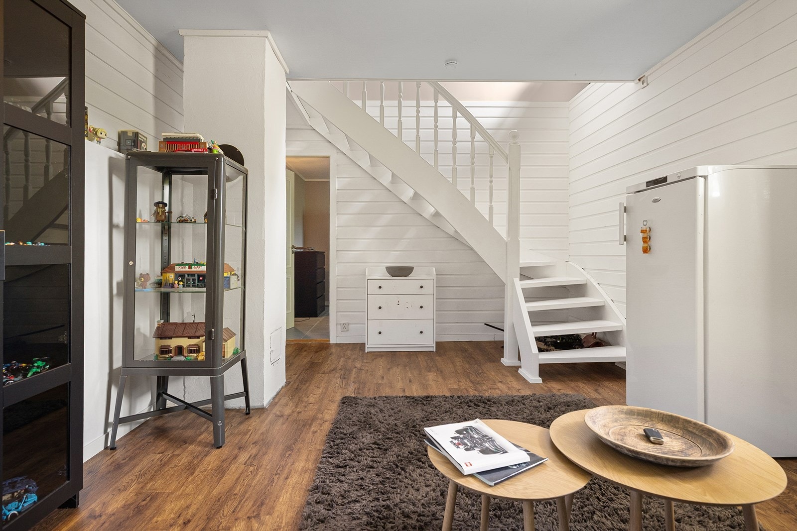 Underetasjen fungerer ypperlig for ungdommen, med sin egen inngang gjennom flislagt entré med adkomst fra østsiden av huset. Galleribilde