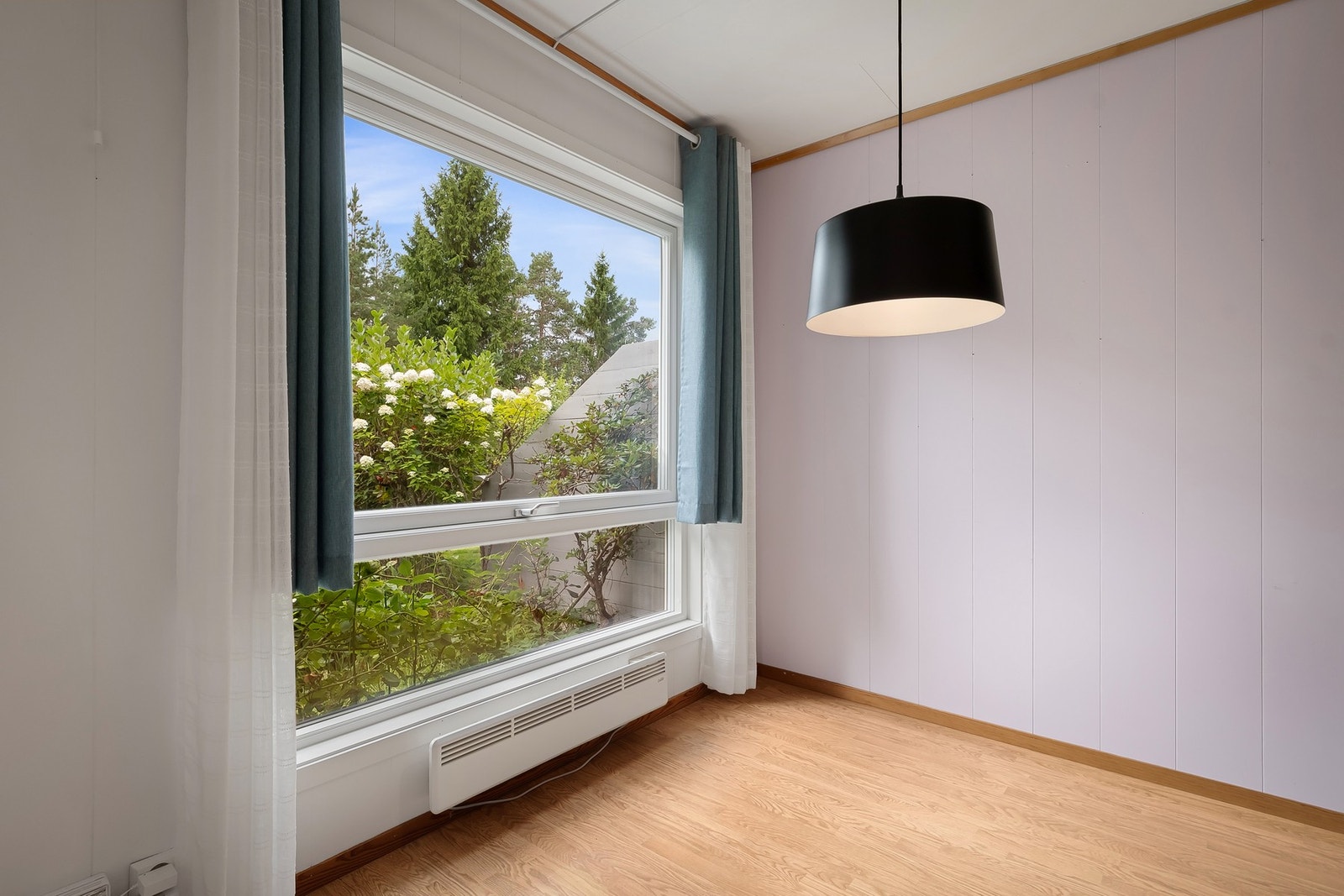 Spisestue med god plass til å samle familien Galleribilde