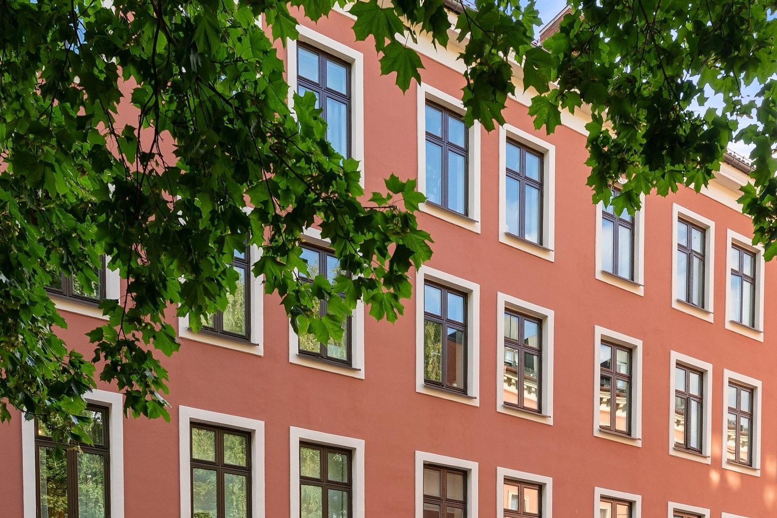 Her bor du fredelig i en endegate med lite trafikk, samtidig som populære kaféer, restauranter, butikker og parker ligger rett utenfor døren. Galleribilde