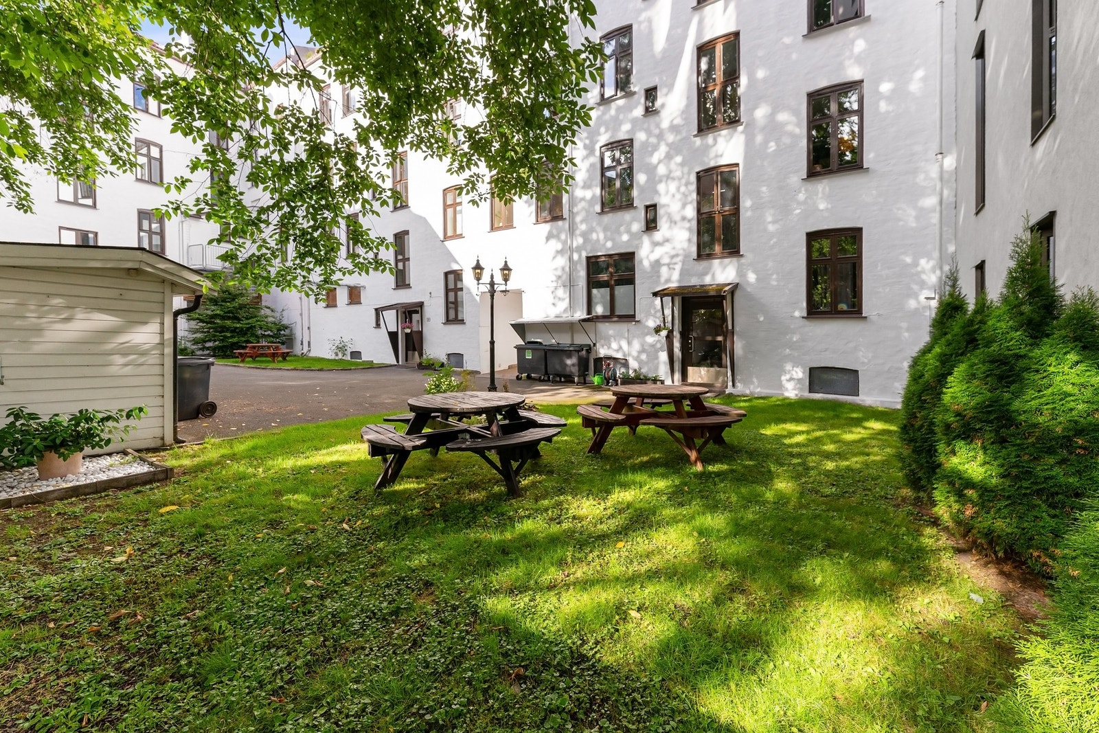 Pent opparbeidet og skjermet bakgård med hyggelige sittegrupper. Galleribilde