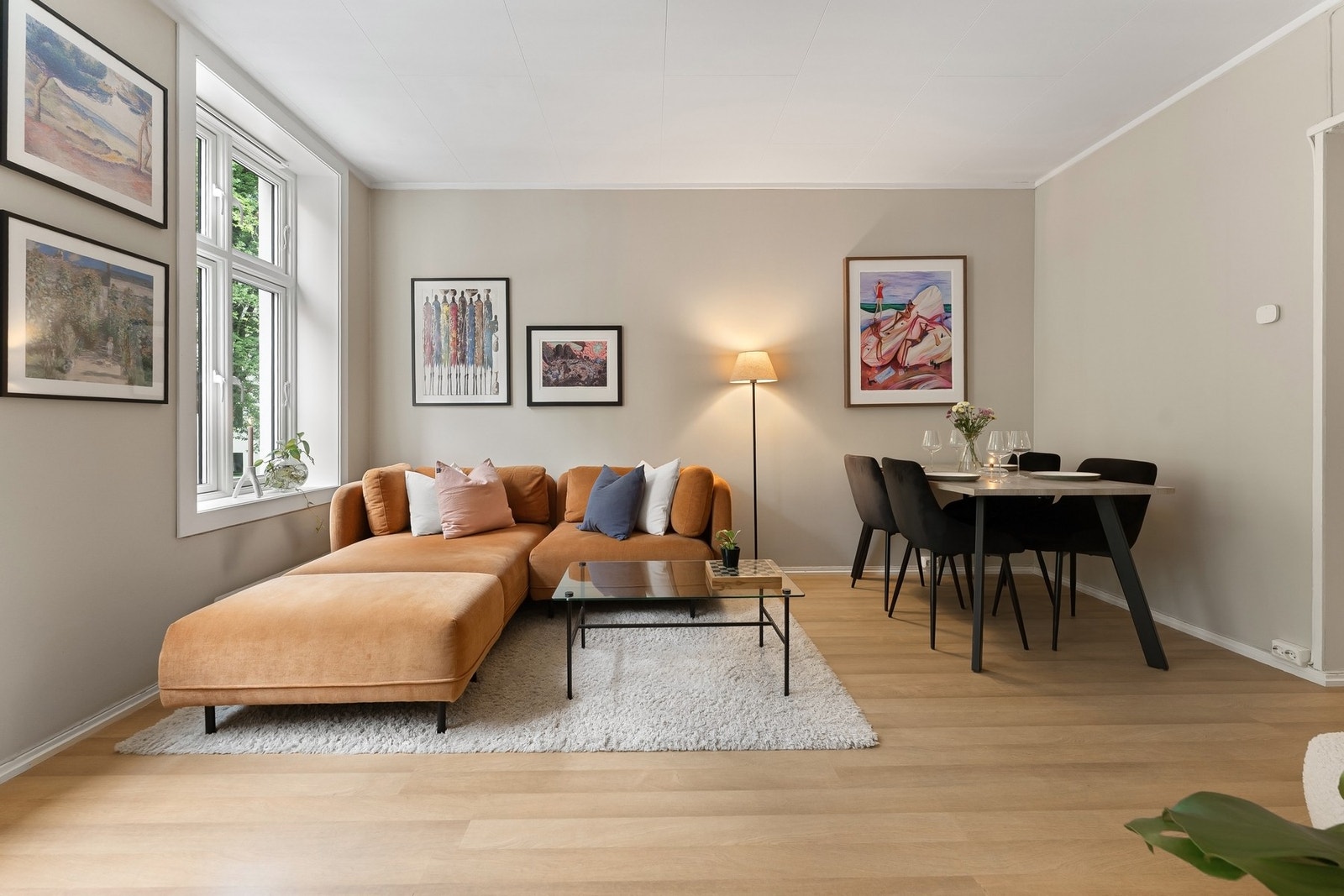 Romslig stue med god plass til både sofagruppe og spisebord. Galleribilde