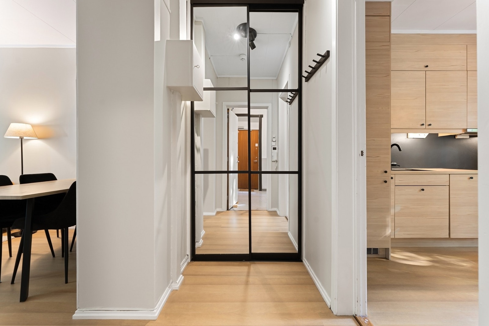 Innbydende entré med god oppbevaringsplass i praktisk skyvedørsgarderobe. Galleribilde