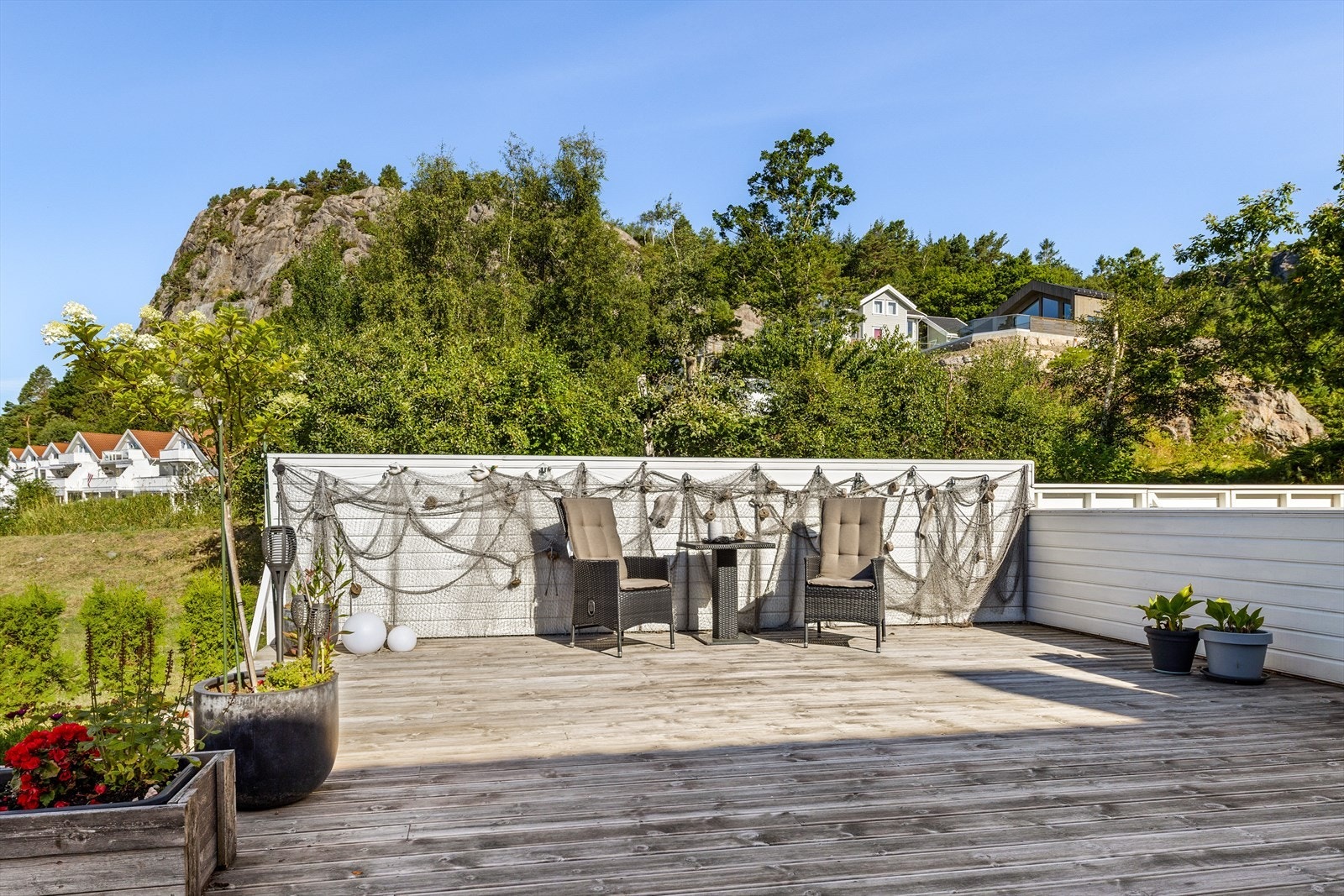 Det store terrassearealet gir god plass til flere sittegrupper. Galleribilde