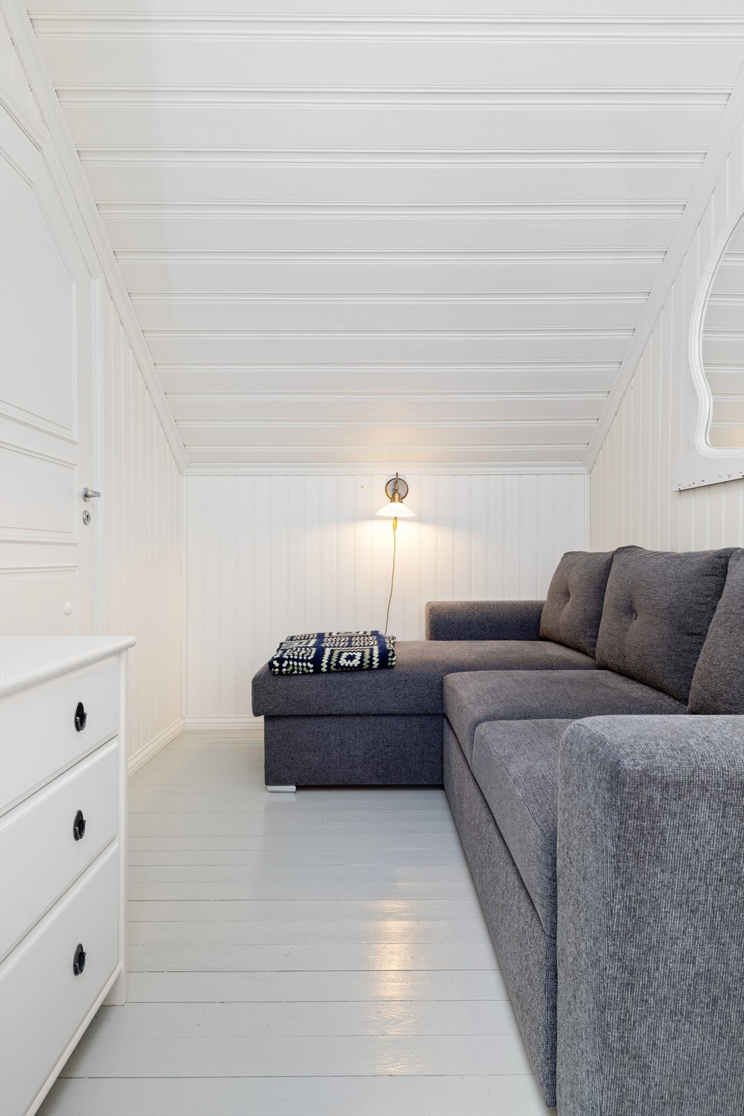 Loftsgangen er innredet med plass til en liten sittegruppe. Galleribilde