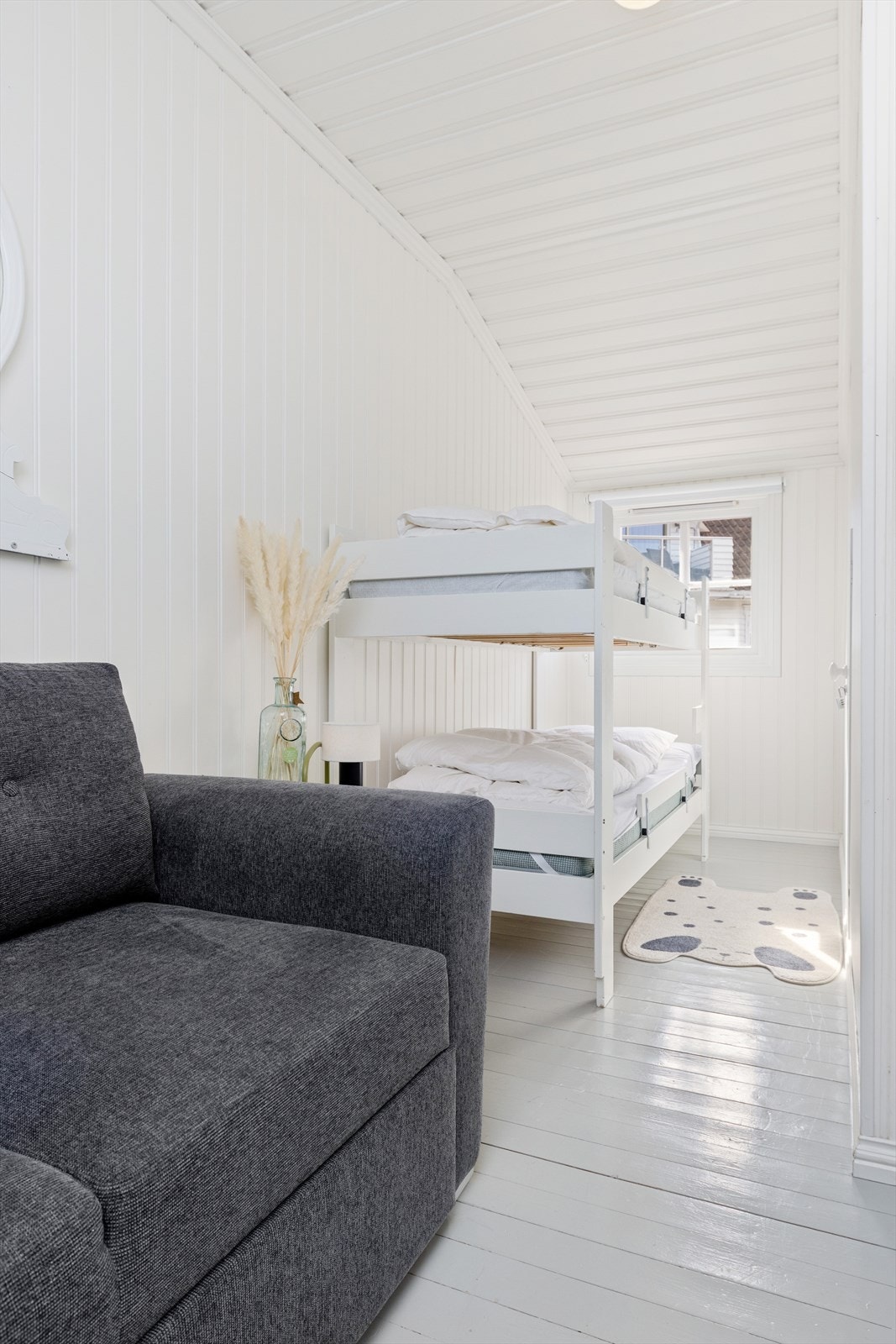 Det andre soverommet på loftet, med plass til køyeseng. Galleribilde