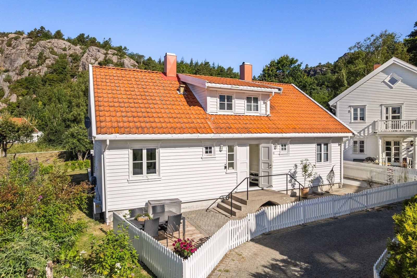 Inngangsparti med uteplass og trapp av mur/betong. Galleribilde