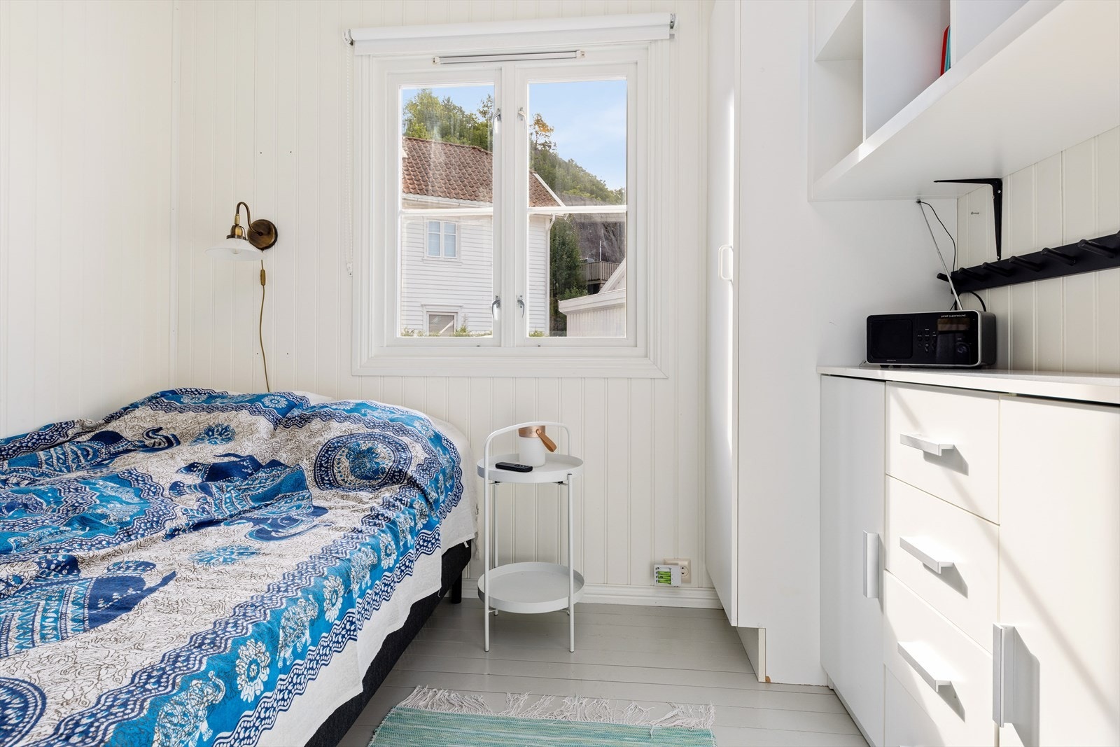 Soverom i første etasje med panelkledde vegger. Galleribilde