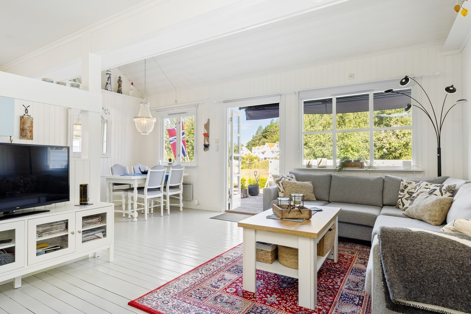 Stuen har plass til både spisebord og en romslig sofagruppe. Galleribilde