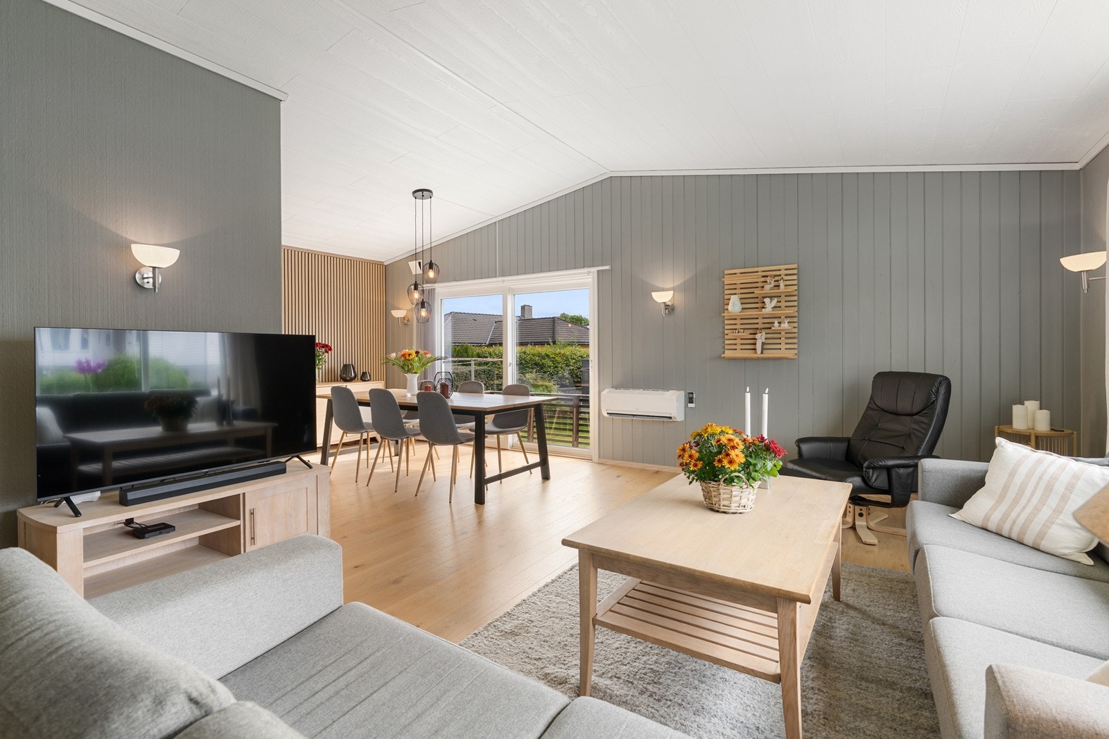 Rommet har god plass til spisebord, utgang til terrasse og varmepumpe Galleribilde