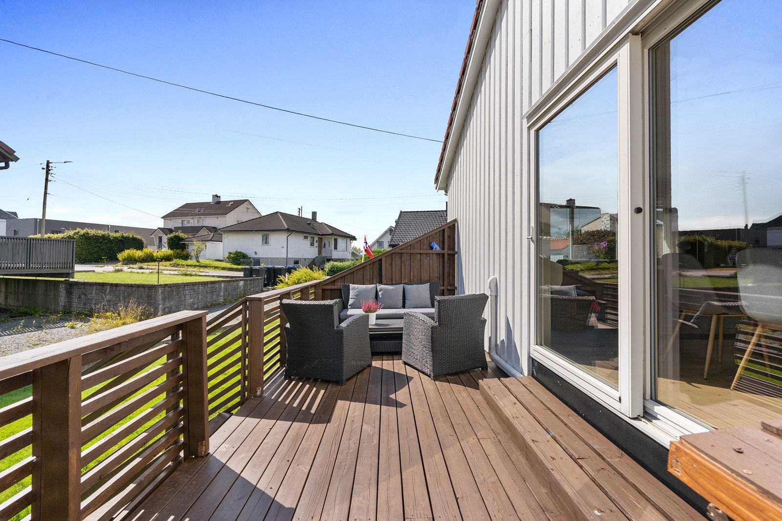 Terrasse, ypperlig til hagemøblement, grill og sommerhygge Galleribilde