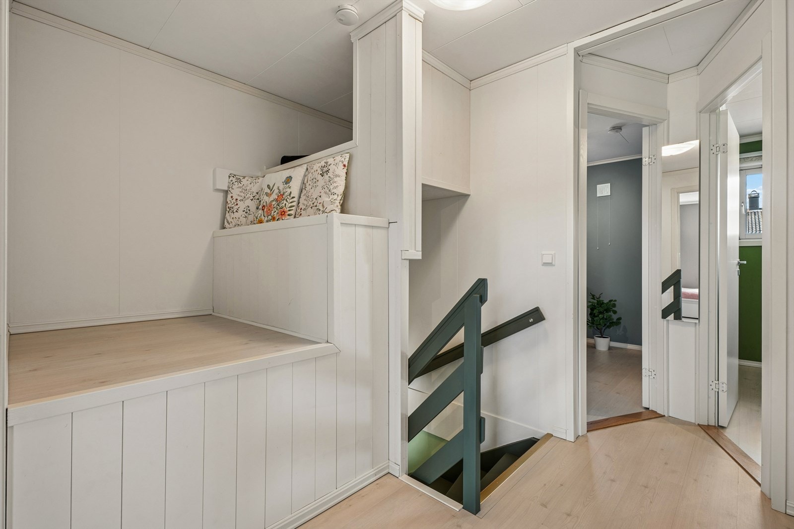 Eier har bygget inn en koselig hems i gangen i 2. etasje Galleribilde