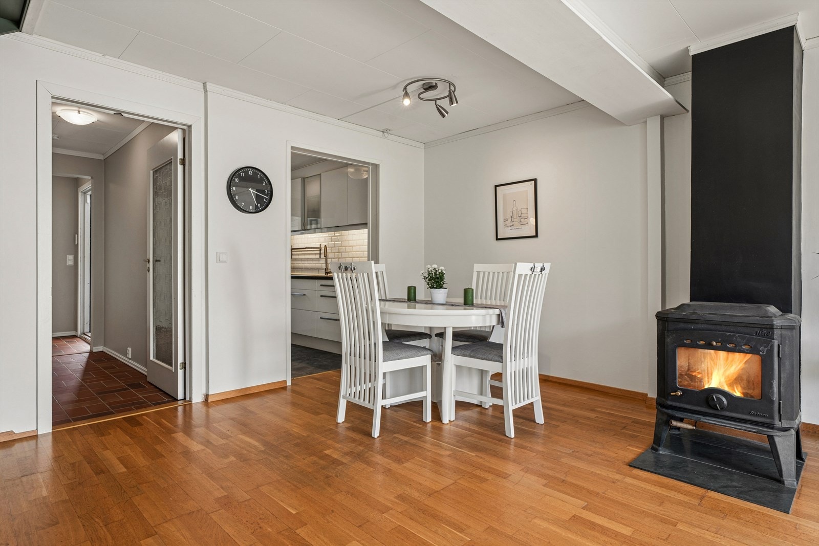 Det er montert en peis i stuen, som varmer godt på kalde vinterdager og skaper hygge Galleribilde