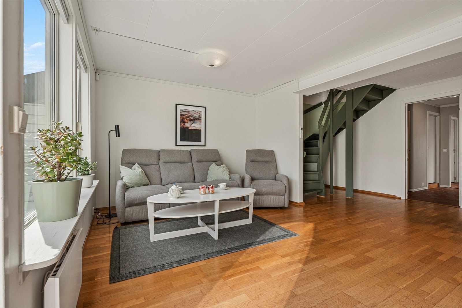 Det er god plass til en romslig sofagruppe, TV og oppbevaringsmøbler Galleribilde