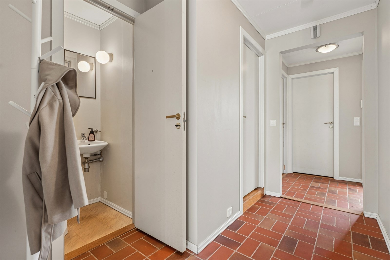 Entré er av fin størrelse. Det er også en adkomst til to boder som sørger for god oppbevaringsplass Galleribilde