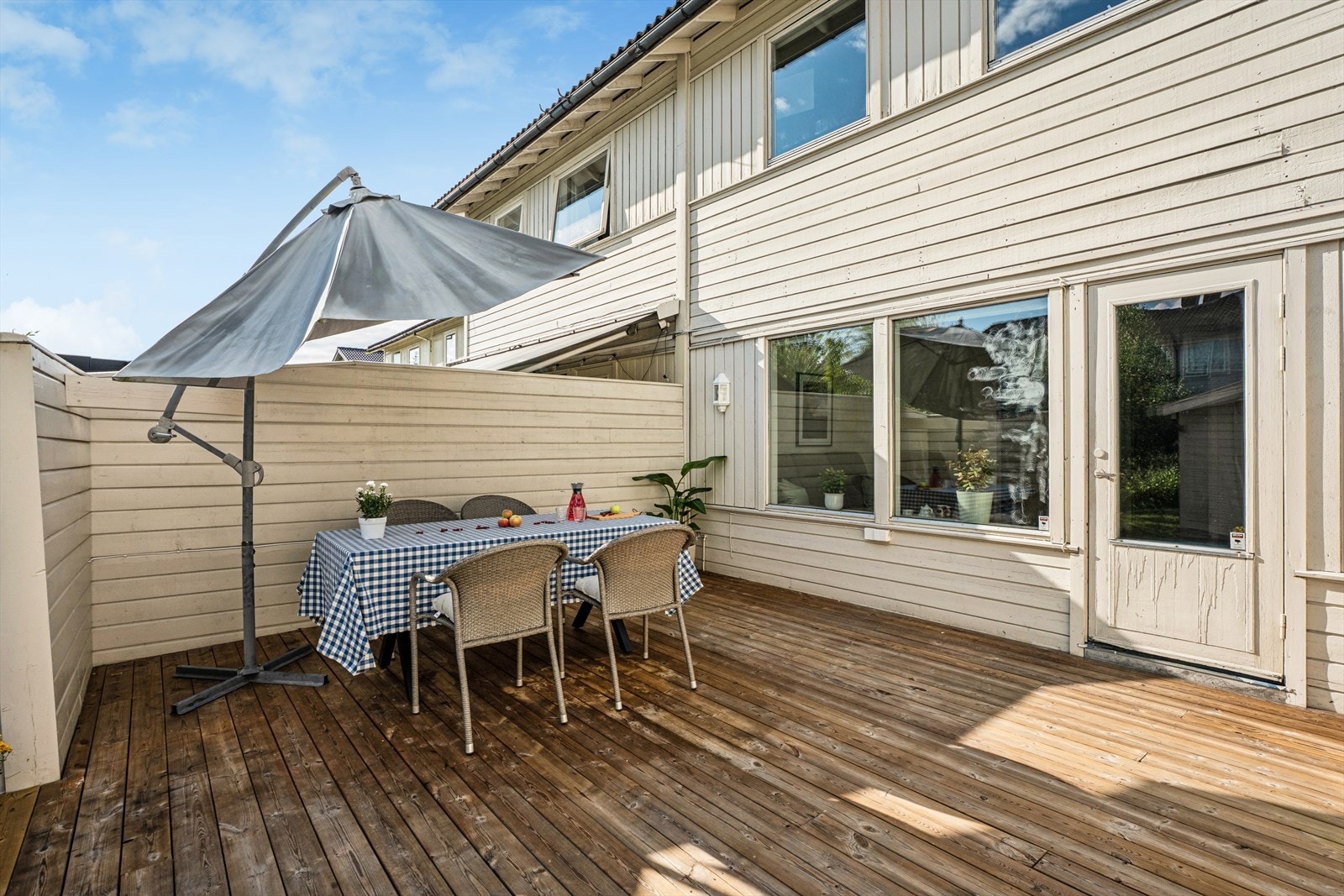 Meget fin terrasse med adkomst fra stue. Terrassen er på ca. 24,7kvm og er vendt mot syd Galleribilde