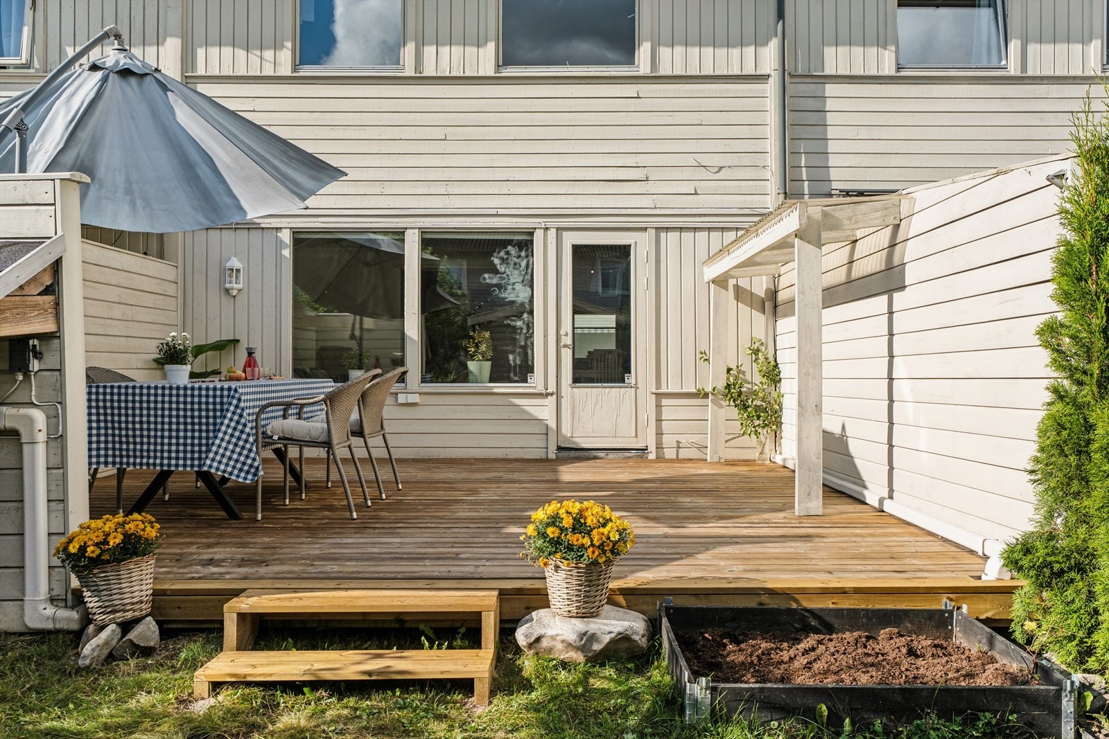 Det er god plass til flere sittegrupper og grill. Her kan virkelige gode sommerdager nytes! Galleribilde