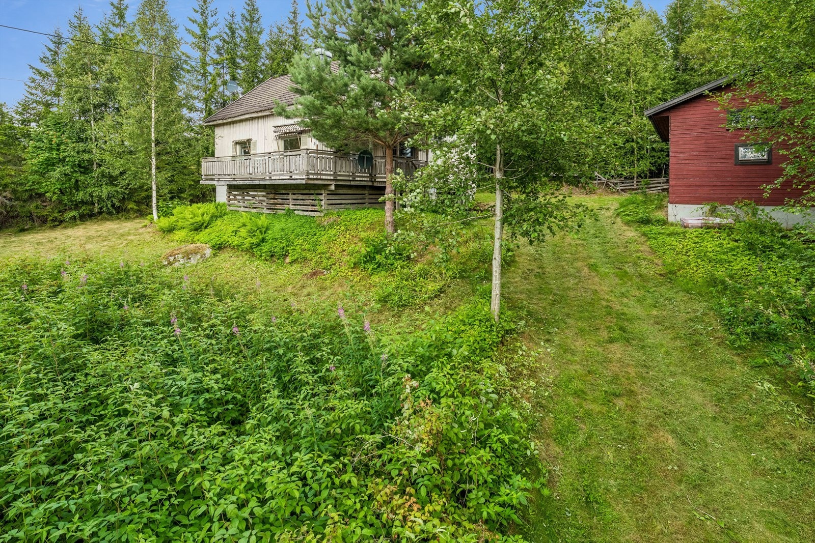 Eiendommen består av enebolig og dobbelgarasje. Galleribilde