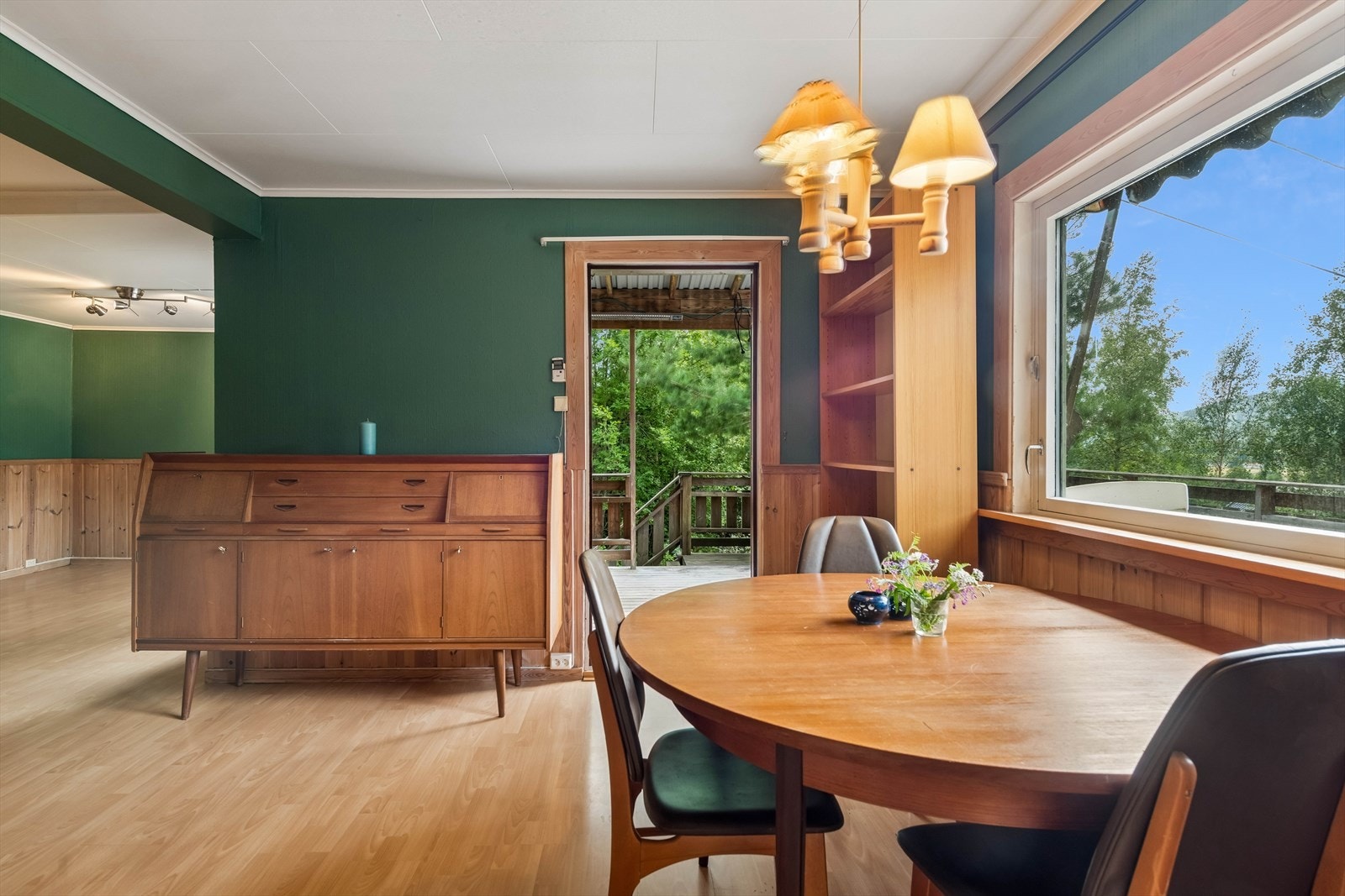 Fra stue er det utgang til terrasse. Galleribilde