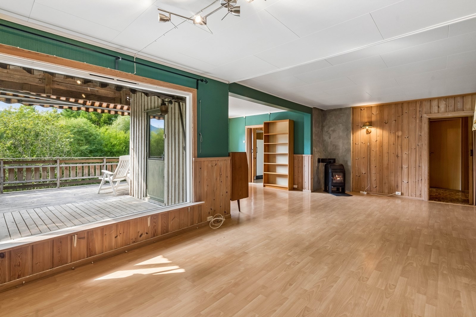 Romslig vinkelstue med laminatgulv. Galleribilde