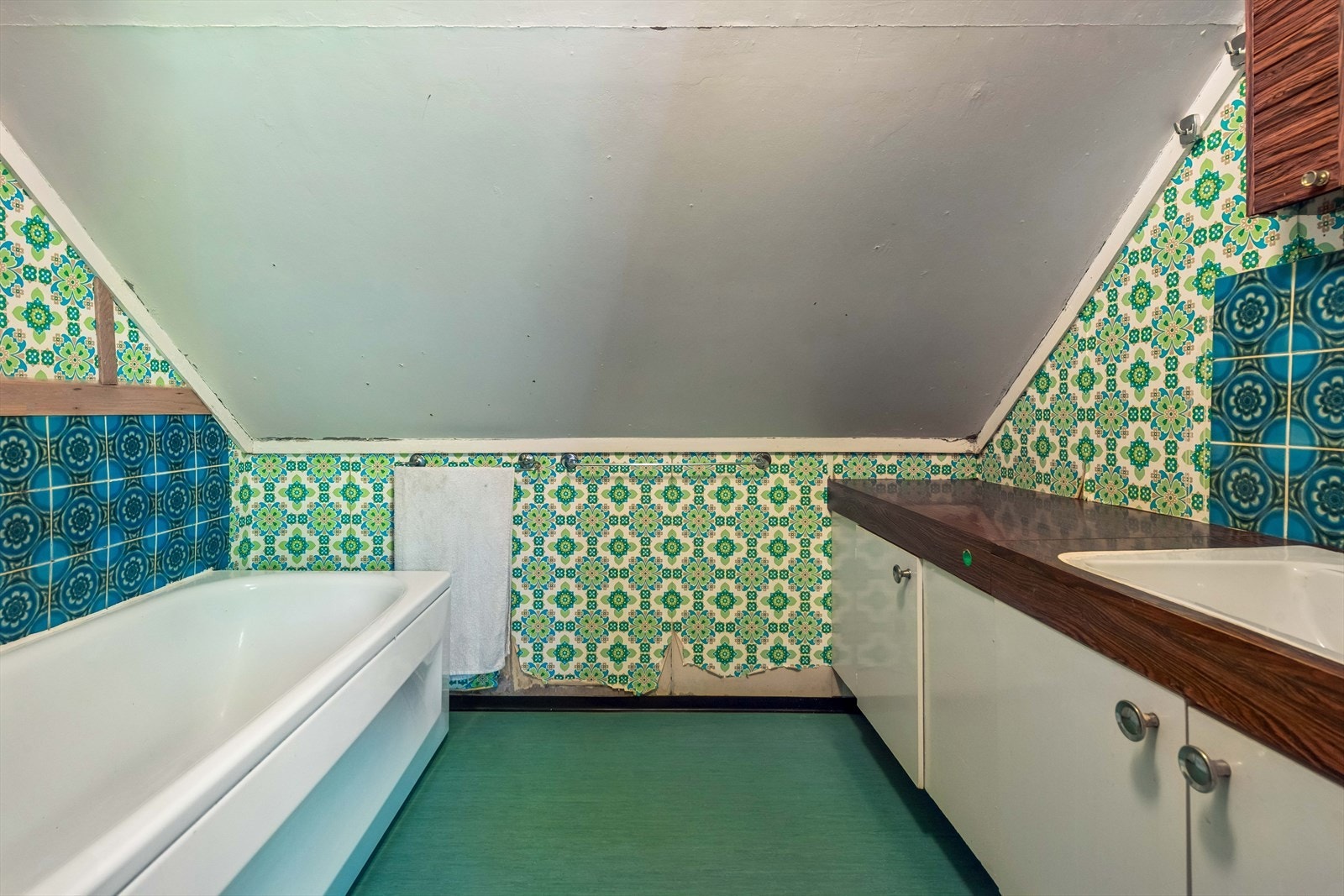 Retrobad med badekar. Galleribilde