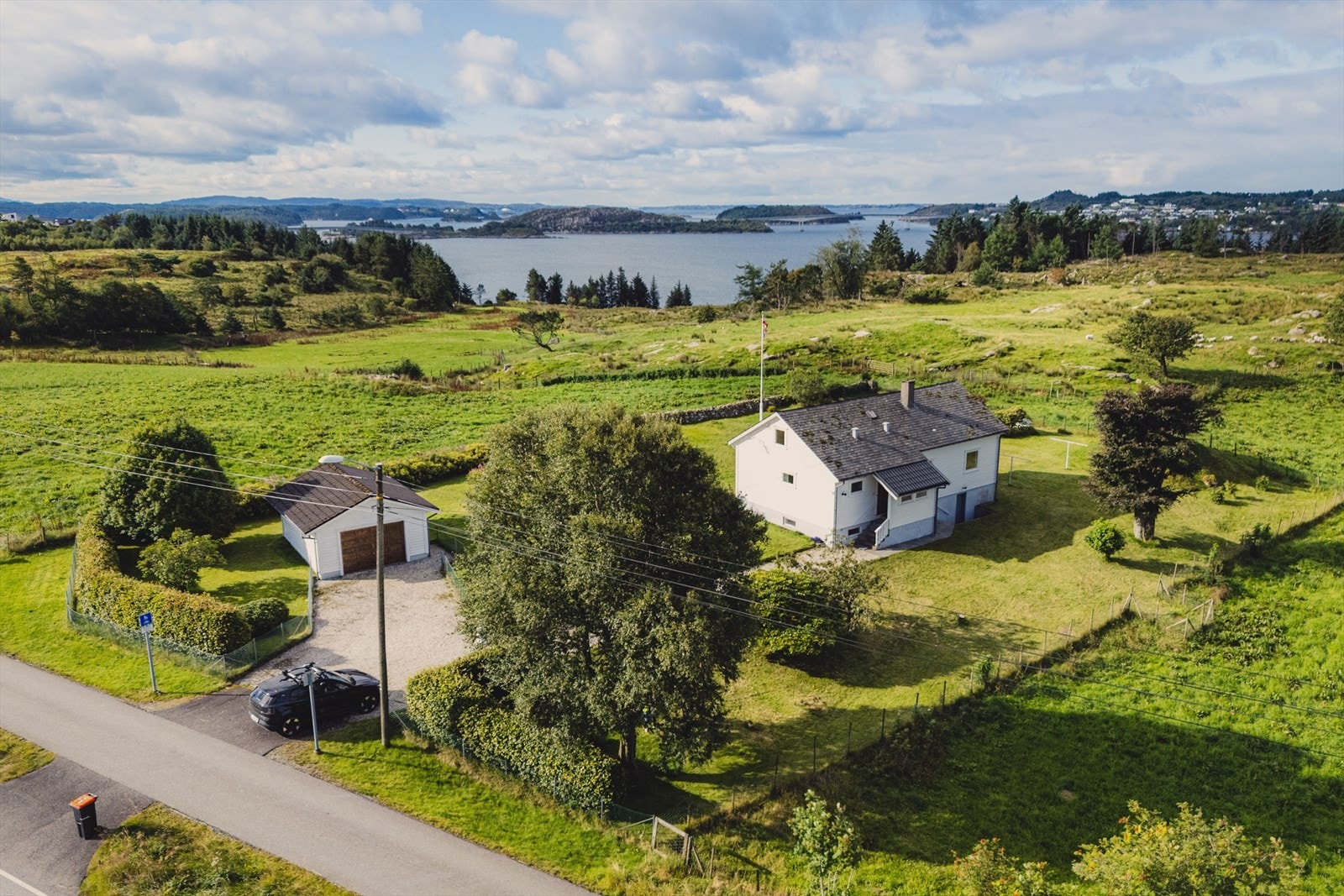 Eiendommen ligger i naturlandskap med utsikt over nærområdet og mot sjø Galleribilde