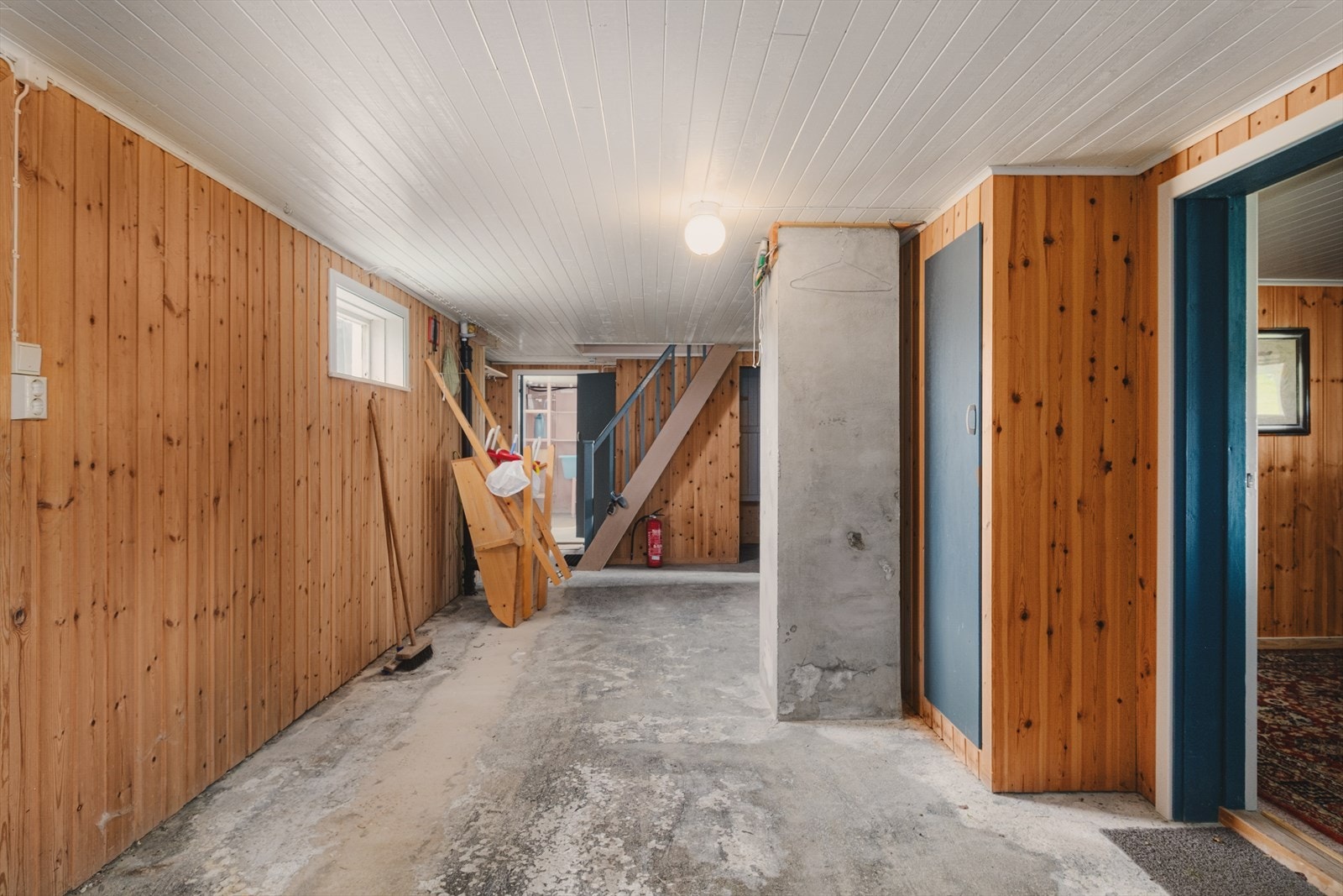 Stor kjeller med rikelig plass til lagring/oppbevaring. Takhøyde i kjeller er ca 1,99 meter Galleribilde