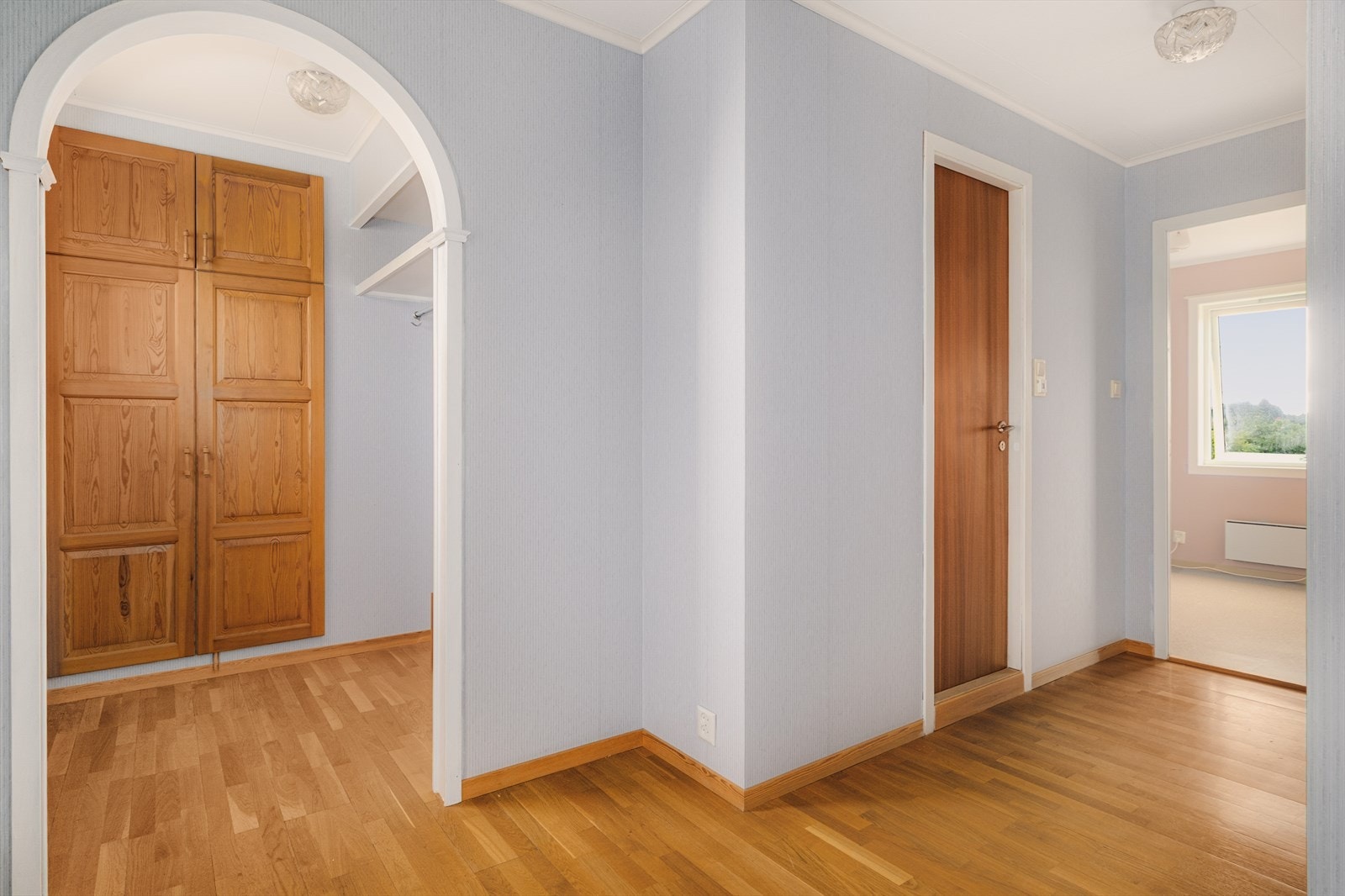 Garderobenisje ved inngangsparti Galleribilde