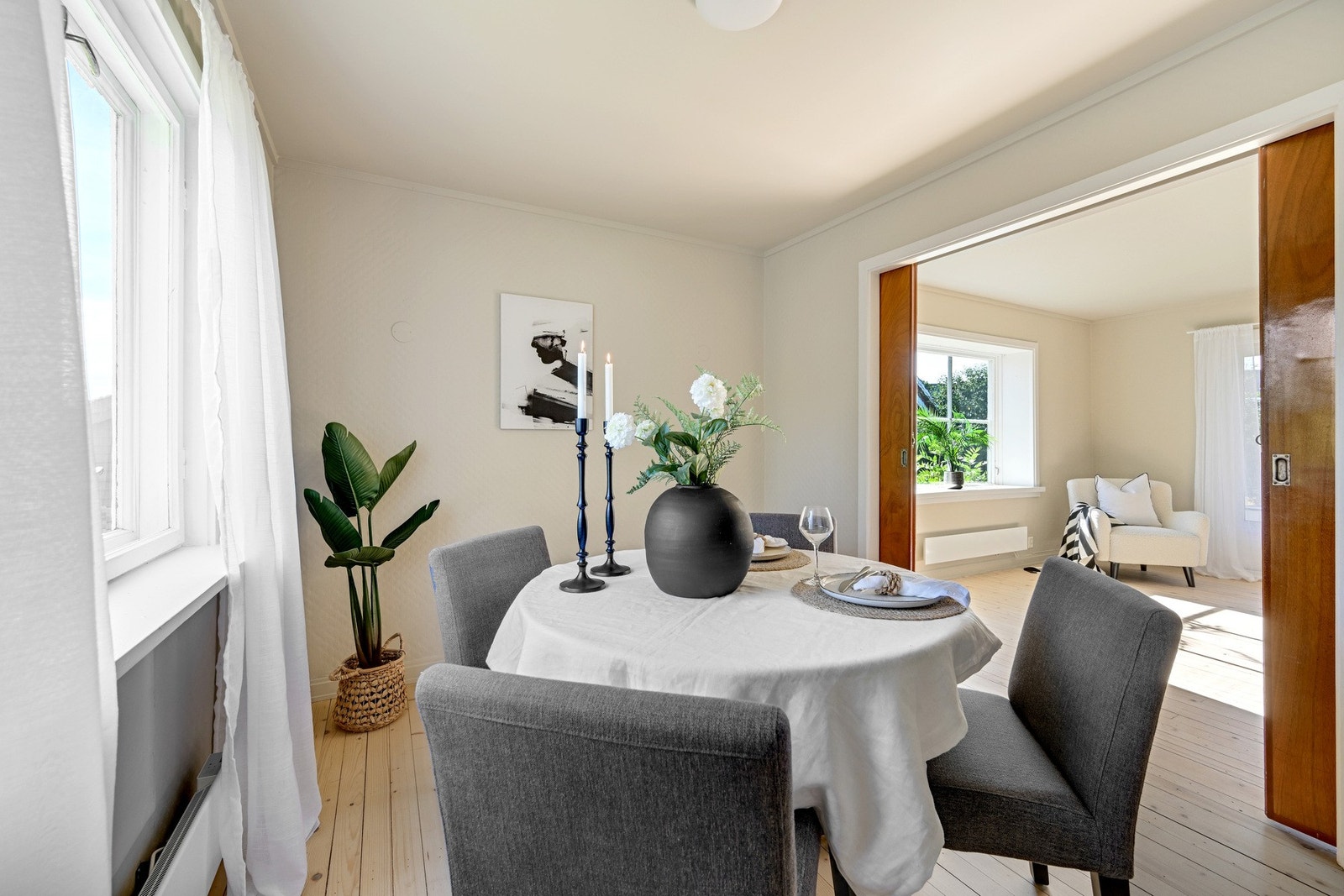 Et eget rom like ved kjøkkenet gir en fin og naturlig plass til spisestuen, perfekt for både hverdagsmåltider og hyggelige sammenkomster Galleribilde
