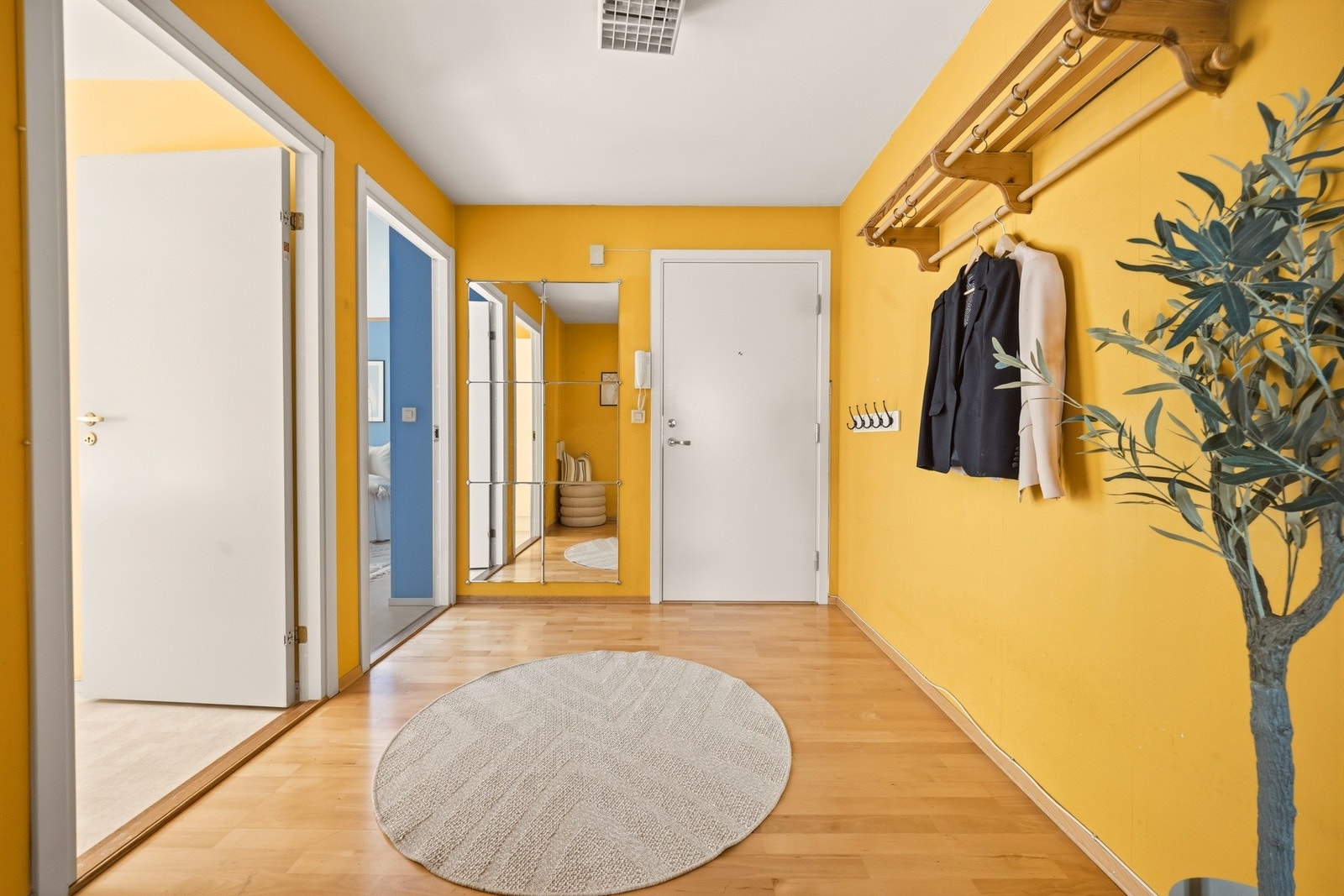Du ønskes velkommen inn til en romslig og innbydende entré. Galleribilde