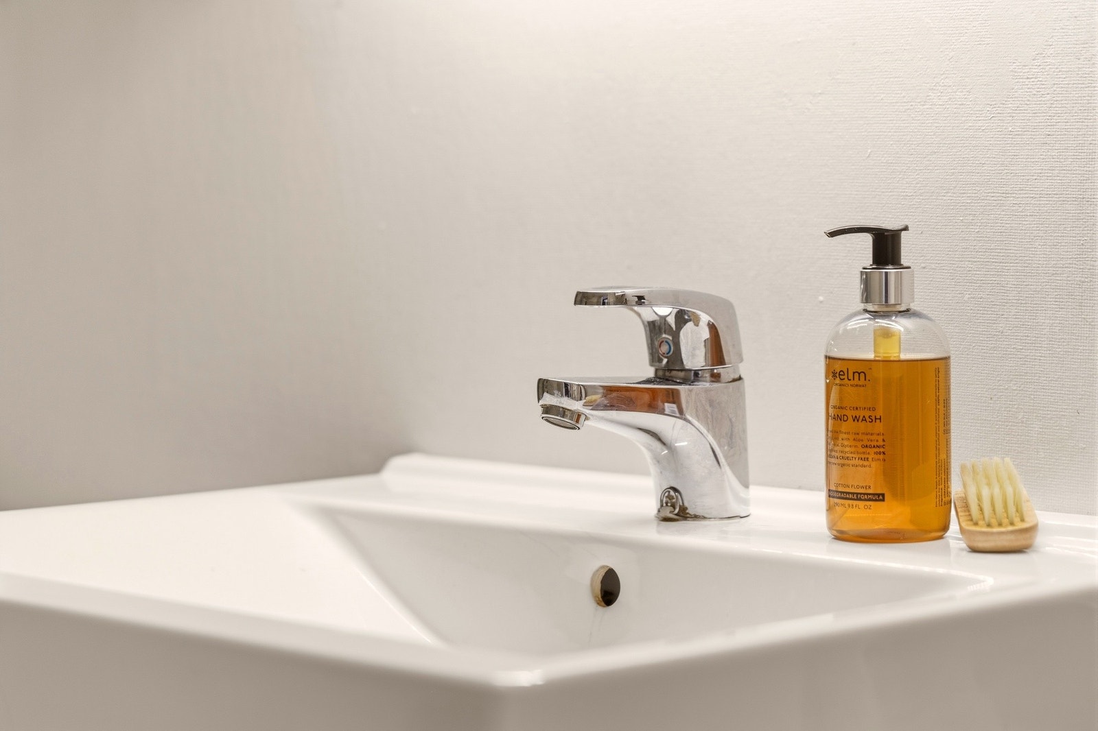 Badet er romslig og praktisk innredet med god plass og funksjonelle løsninger. Galleribilde