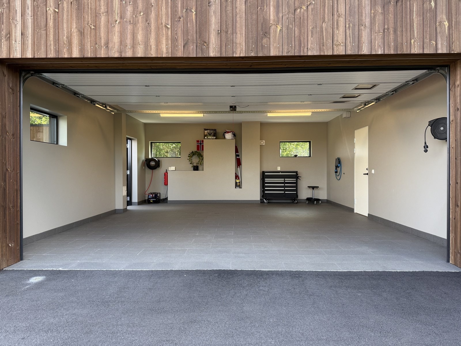 Romslig, flislagt dobbeltgarasje med direkte inngang til boligens hall. Galleribilde