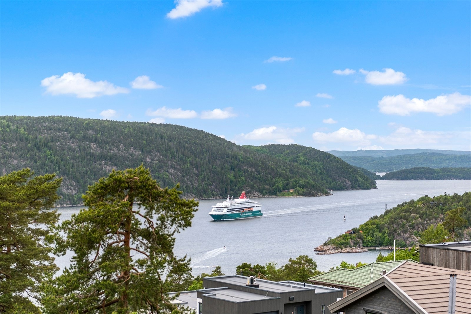 Følg med på båtlivet i Drøbaksundet fra egen eiendom. Galleribilde