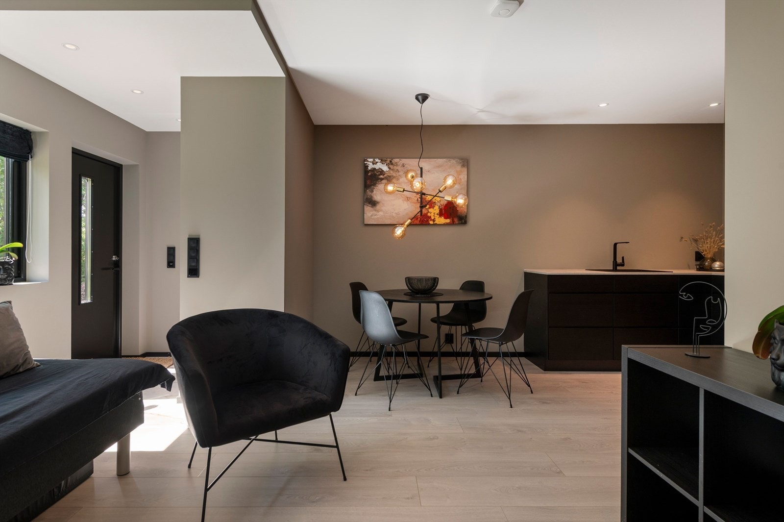 Hybelen har en åpen løsning med plass til både sittegruppe og spisebord. Galleribilde