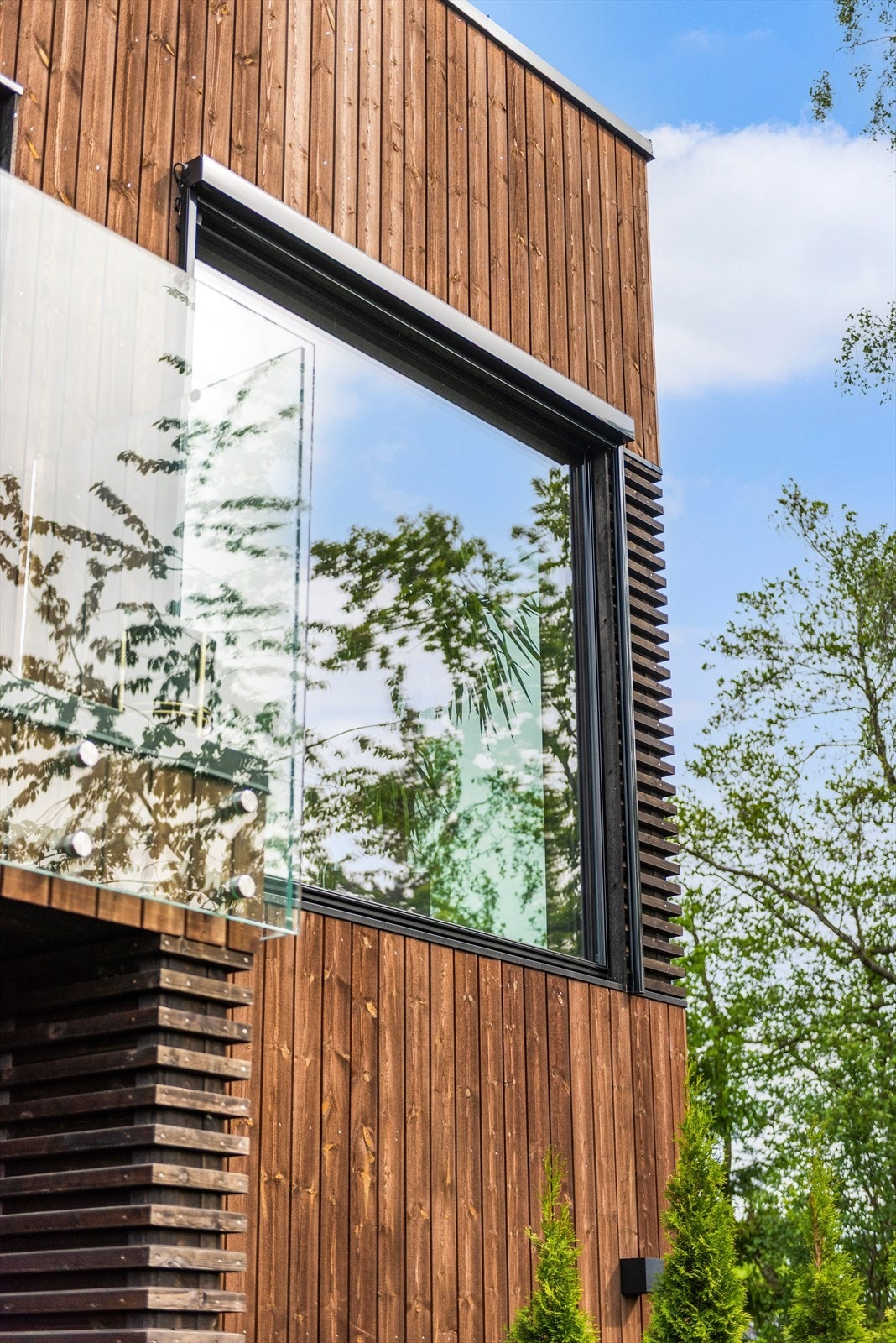 Moderne arkitektur med store vindusflater og rene linjer. Galleribilde