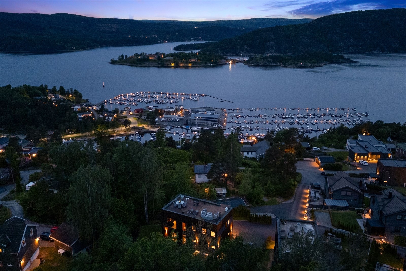 Utsikt mot Drøbak småbåthavn og Oscarsborg festning i det fjerne. Galleribilde