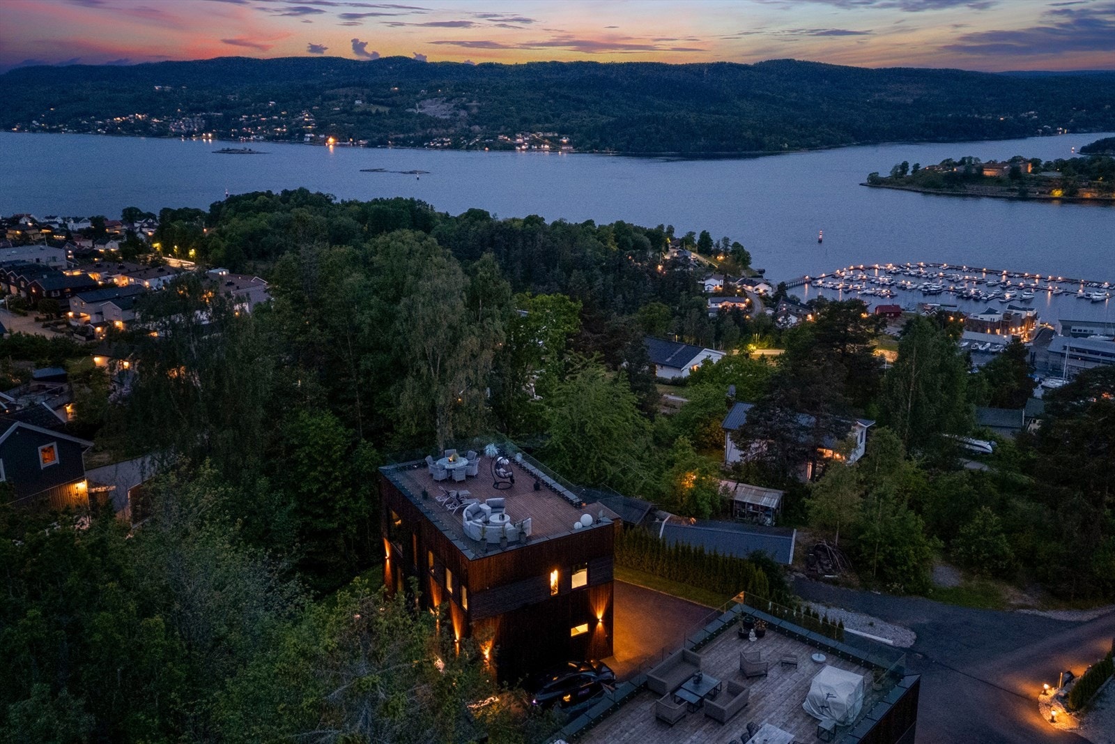Fra Gylteåsen er det kort vei ned til Drøbak sentrum med sitt rike servicetilbud. Galleribilde