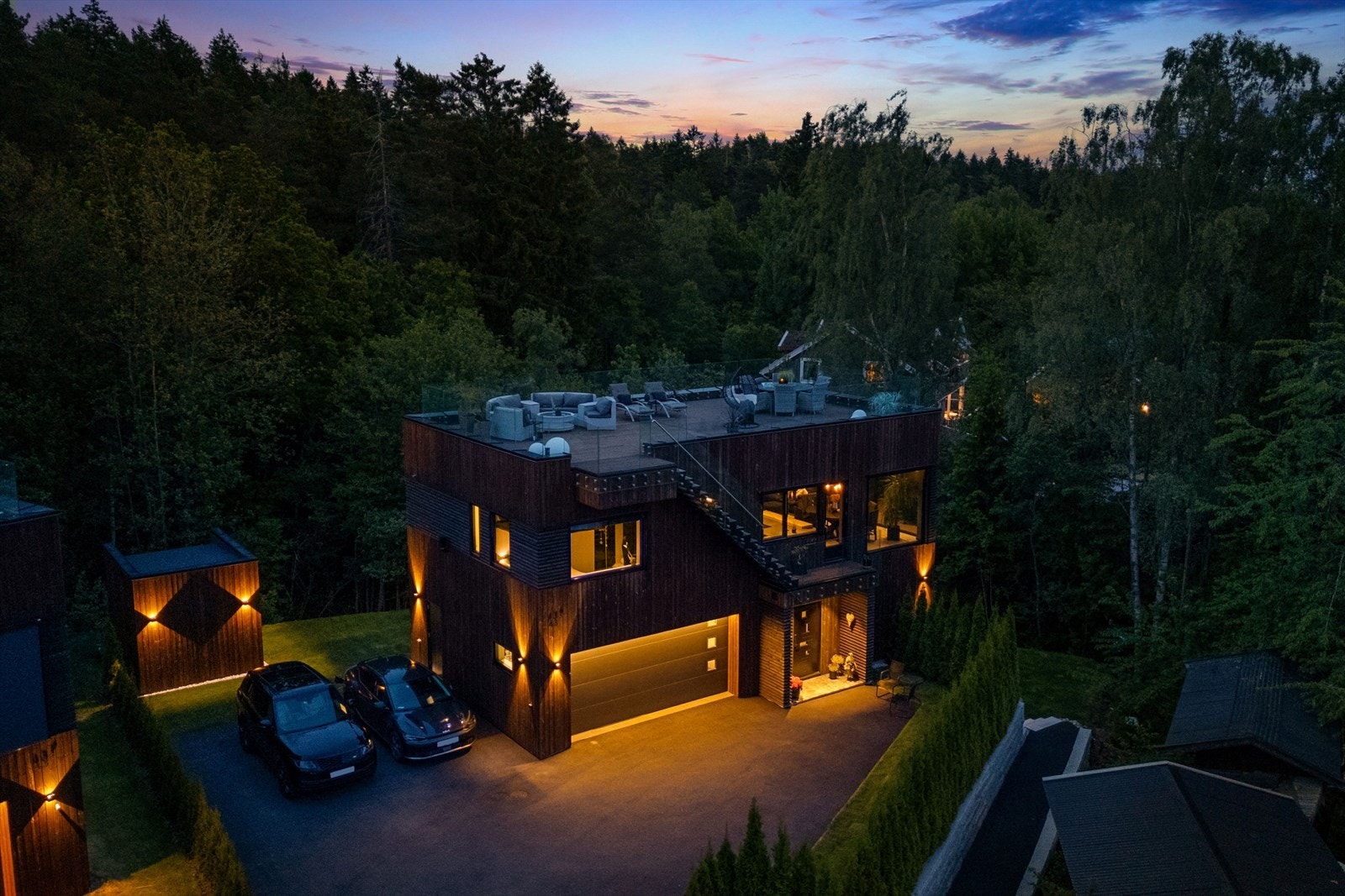 Pent opparbeidet endetomt med gjennomtenkt utebelysning. Galleribilde