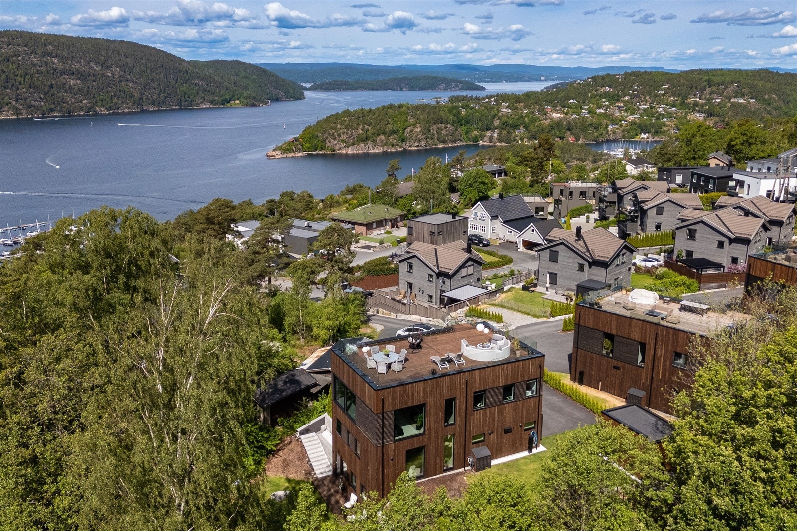 Moderne arkitektur preger det nyetablerte boligområdet. Galleribilde