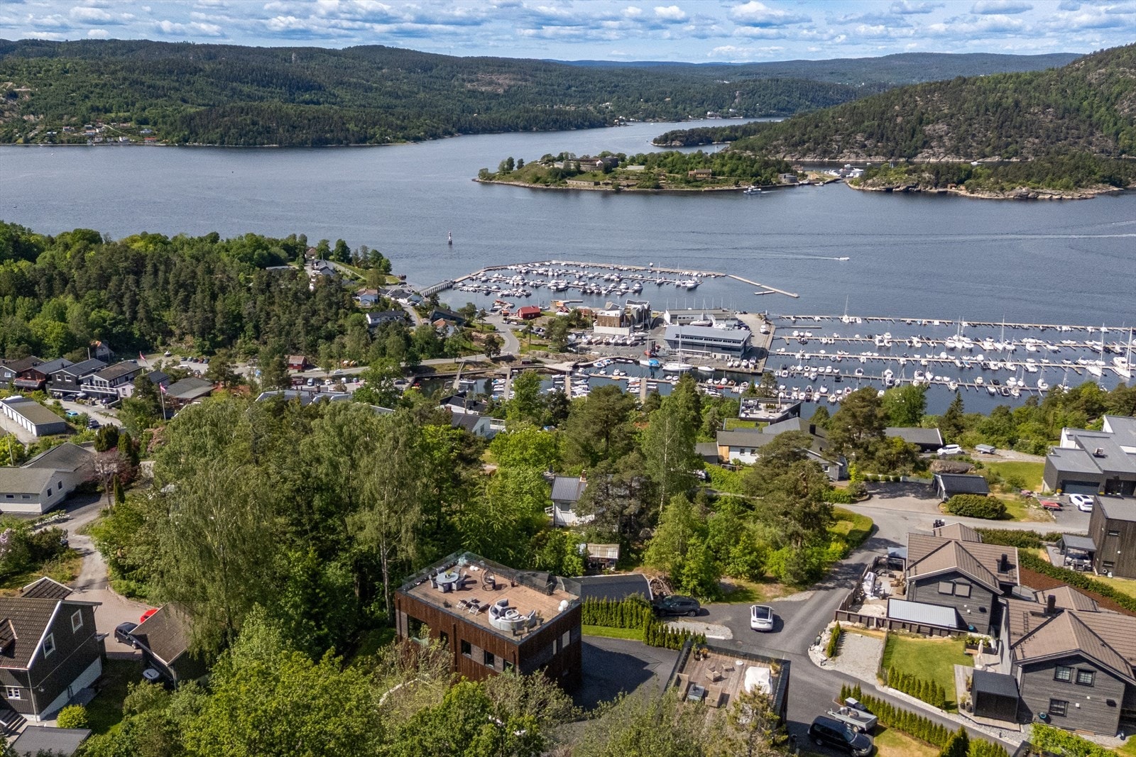 Boligen ligger sentralt plassert i det nye boligfeltet, med nærhet til sjøen. Galleribilde